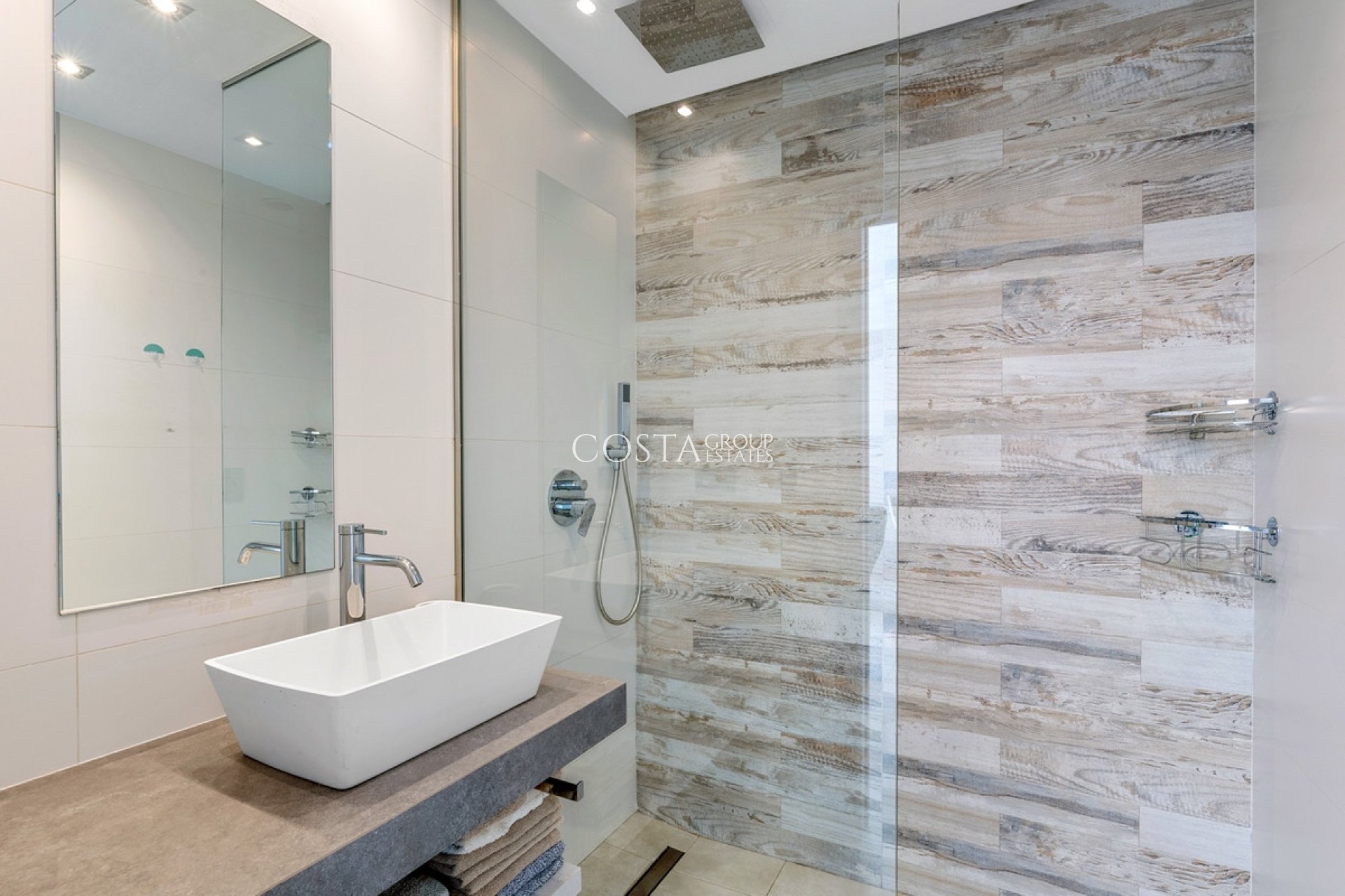 Resale - Apartments -
Urbanización El Raso