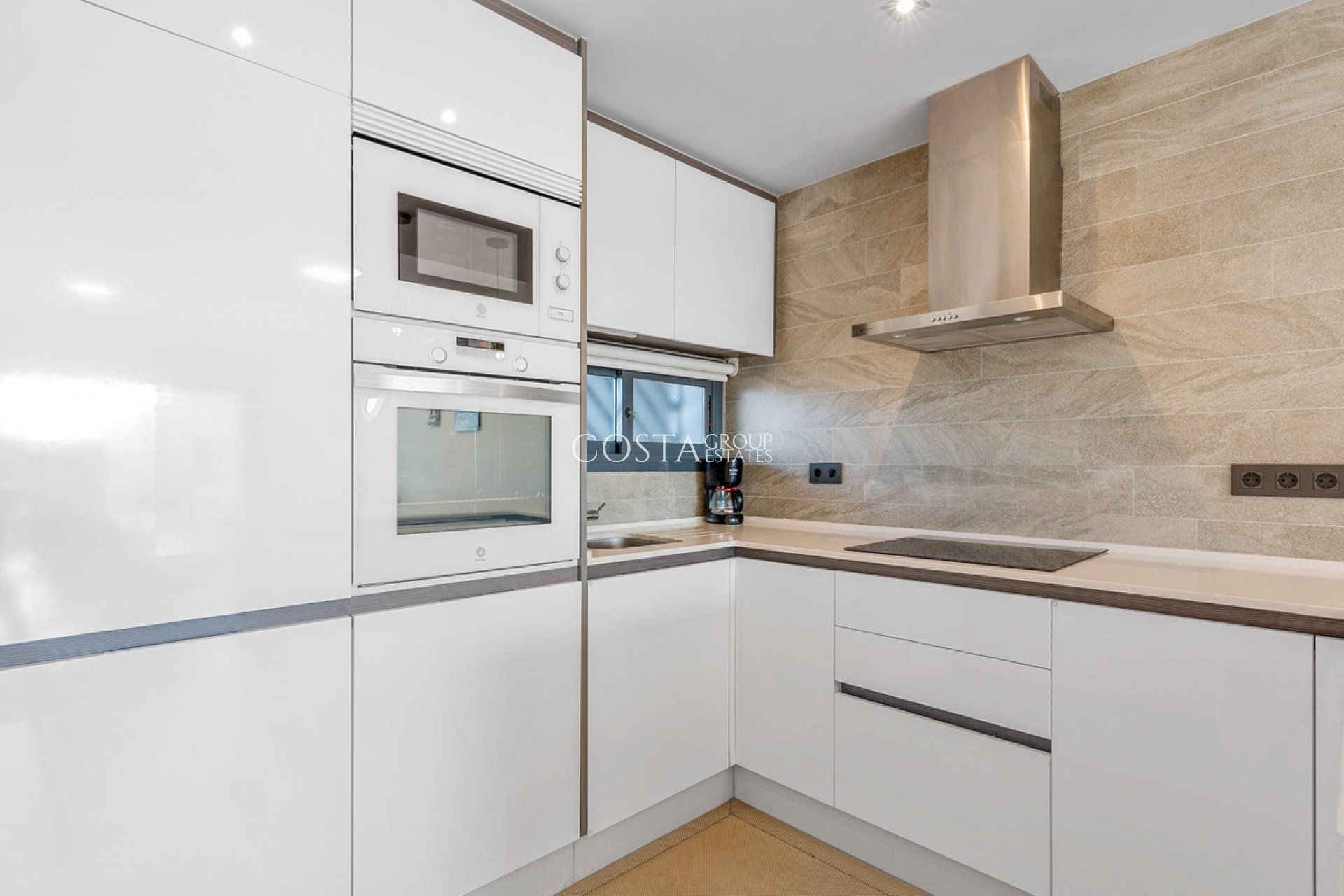 Resale - Apartments -
Urbanización El Raso