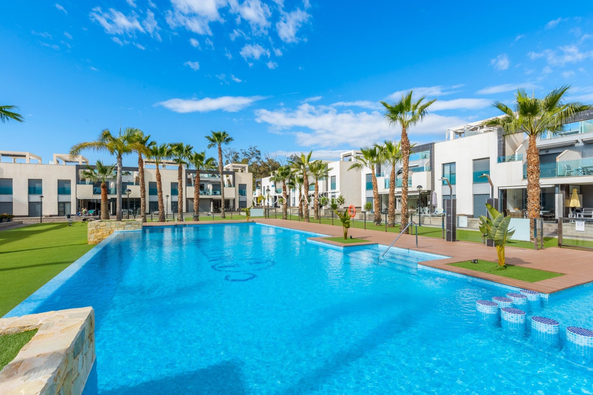 Resale - Apartments -
Urbanización El Raso