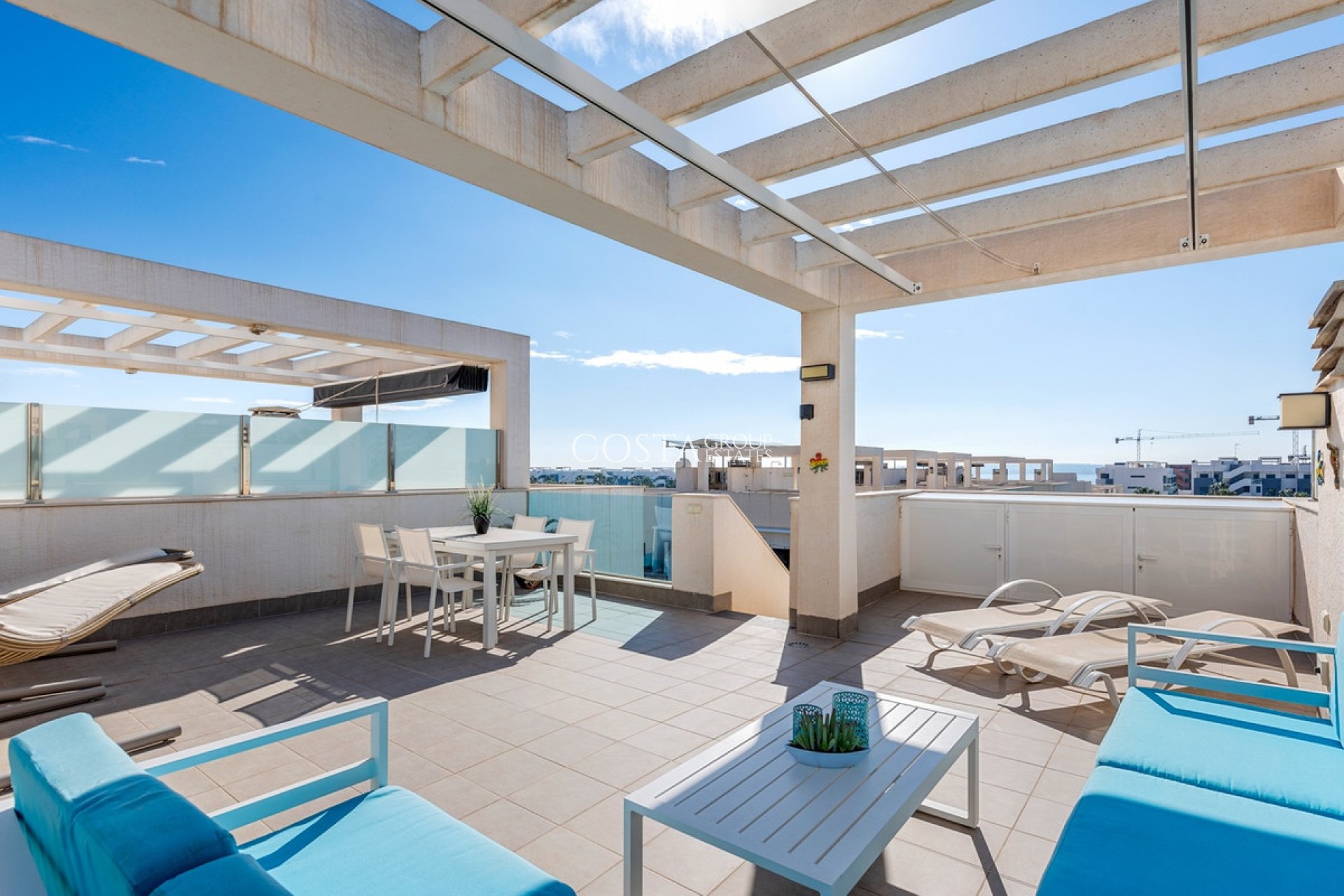 Resale - Apartments -
Urbanización El Raso