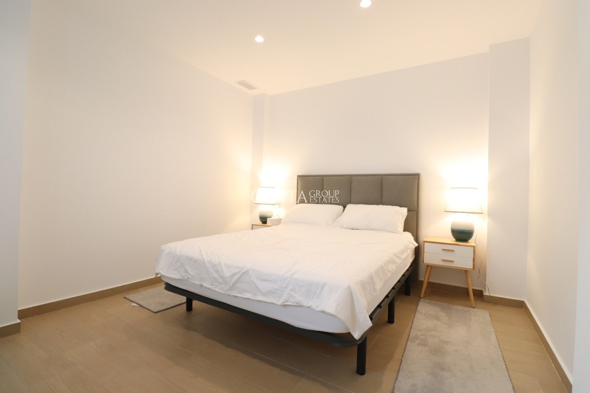 Resale - House -
Benijofar