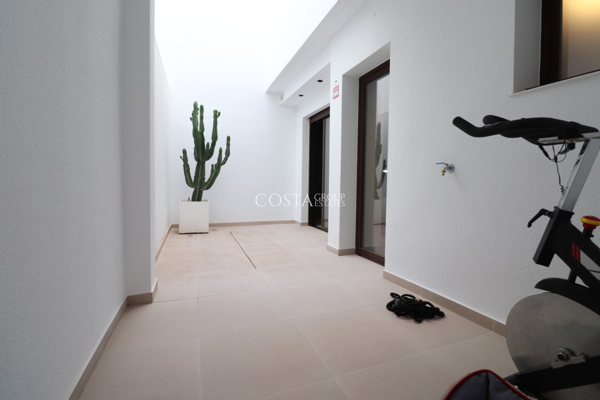 Resale - House -
Benijofar