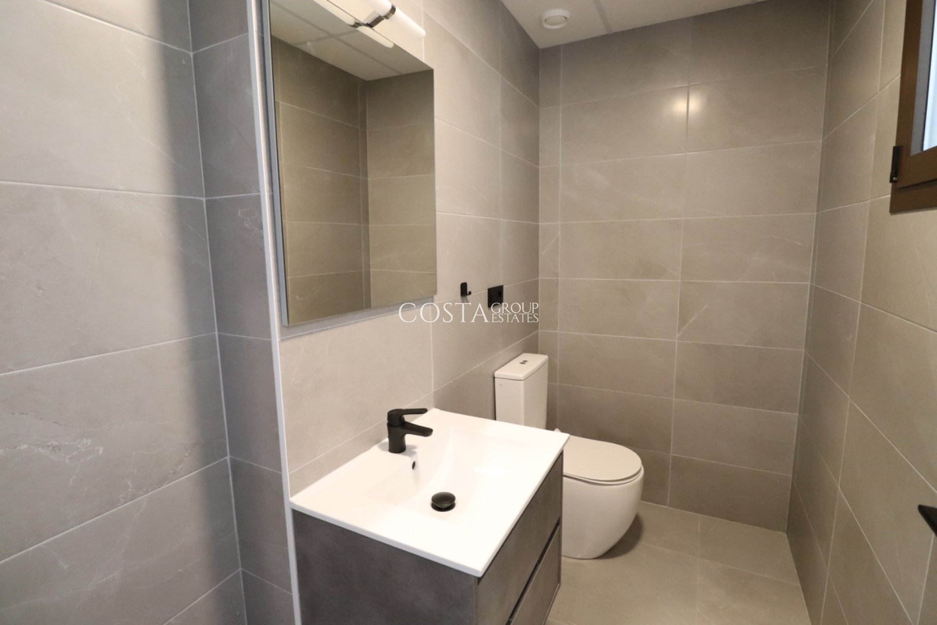 Resale - House -
Benijofar