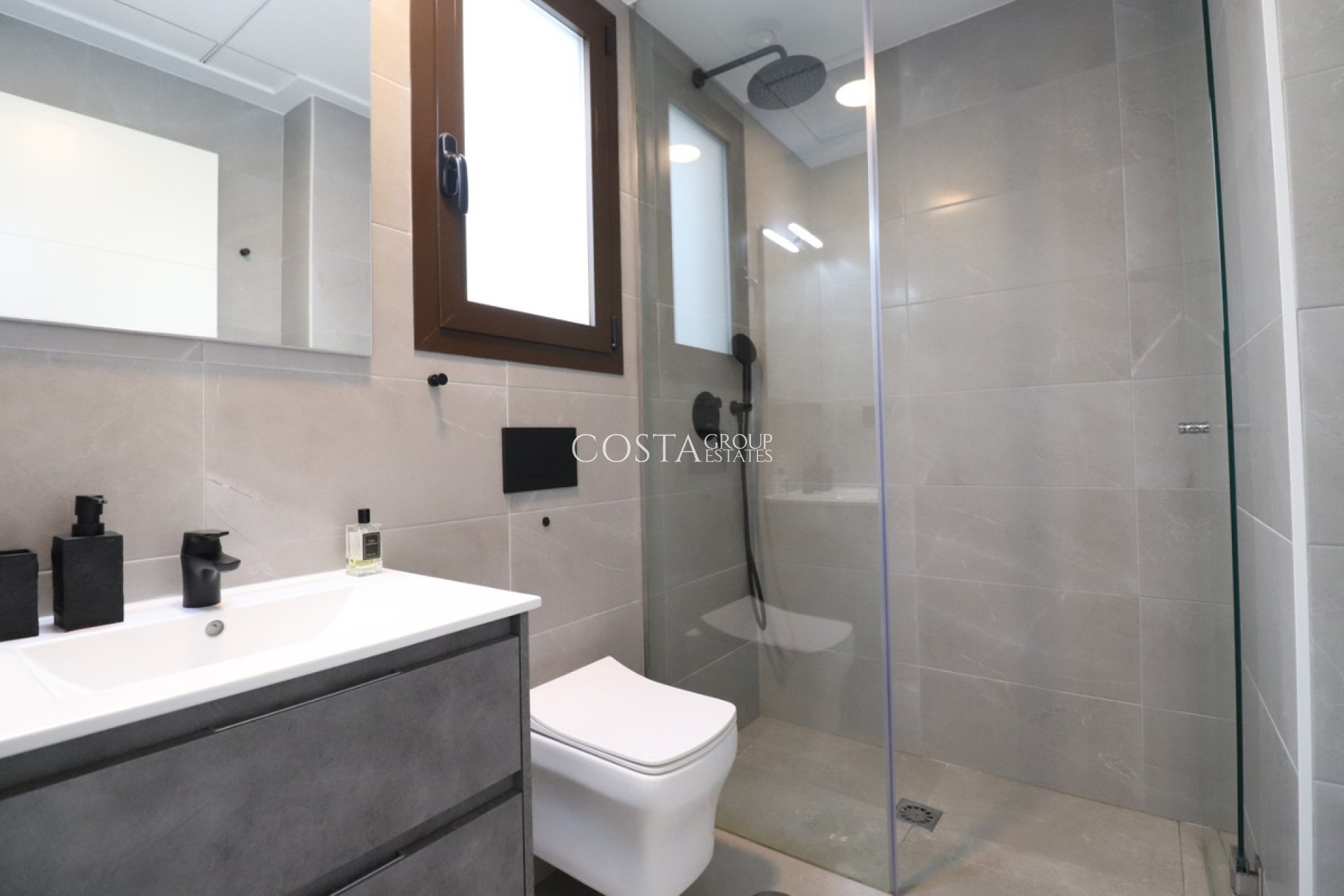 Resale - House -
Benijofar