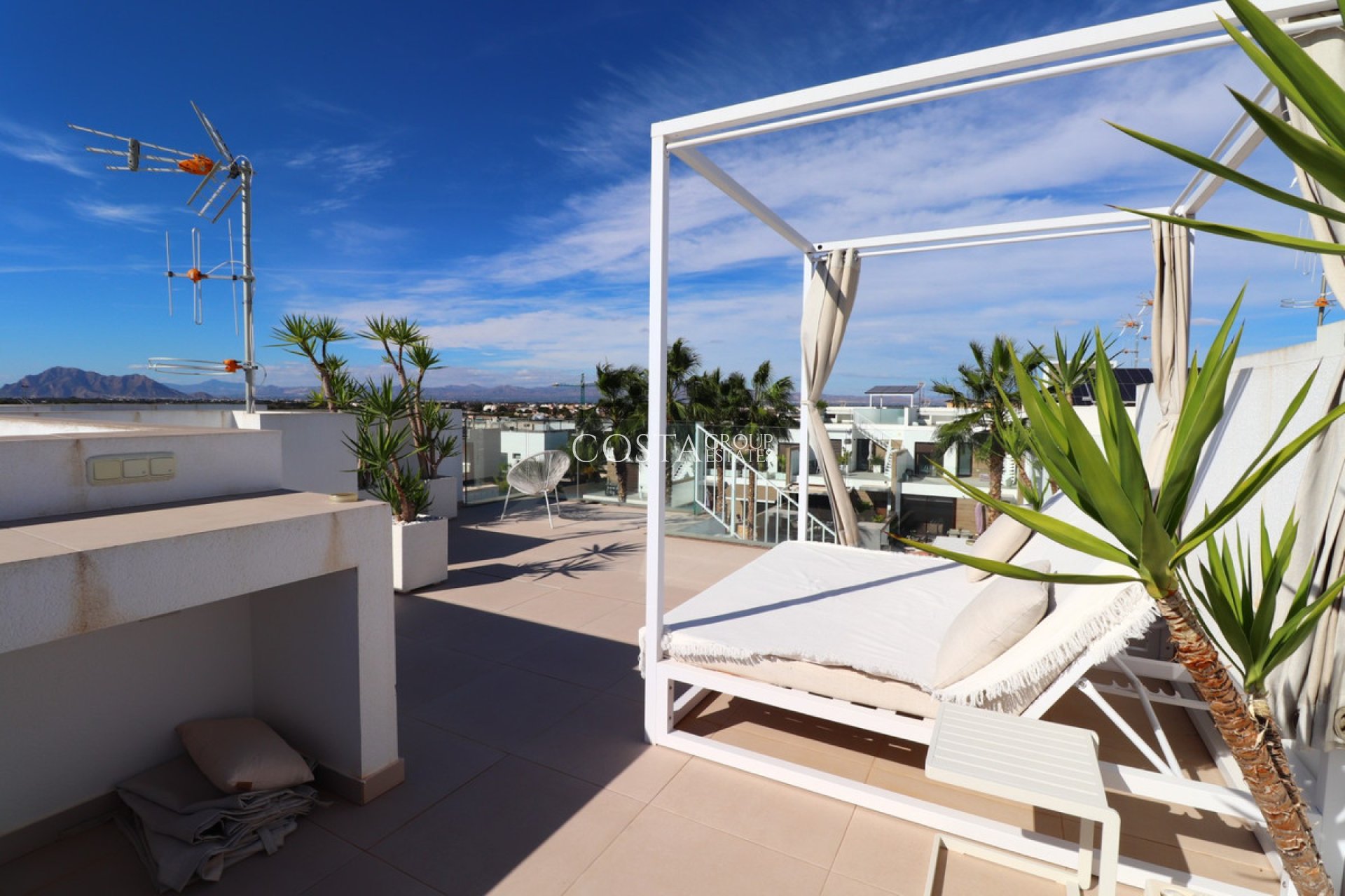 Resale - House -
Benijofar