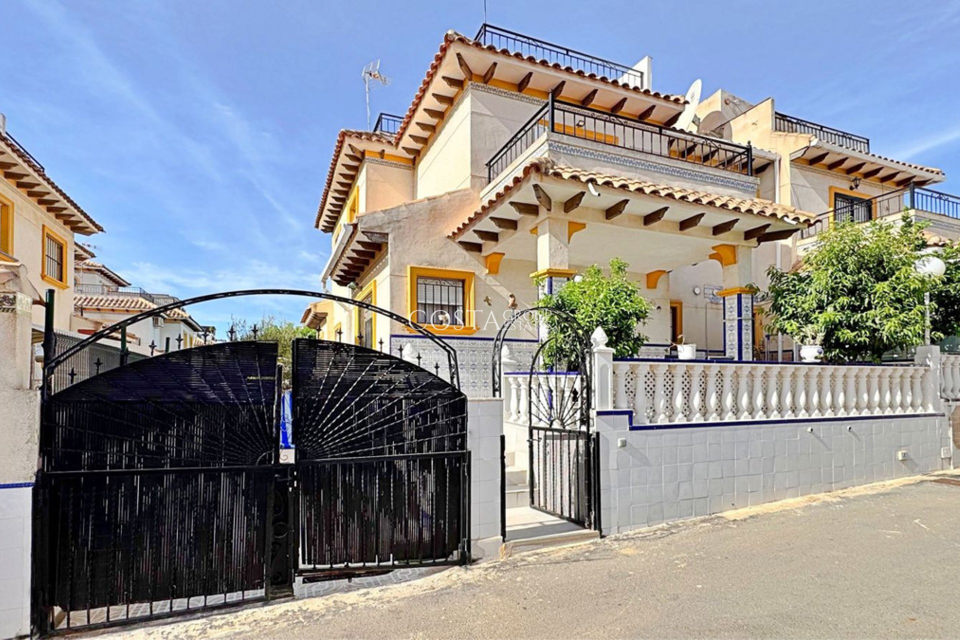 Resale - House -
Orihuela Costa - La Campana