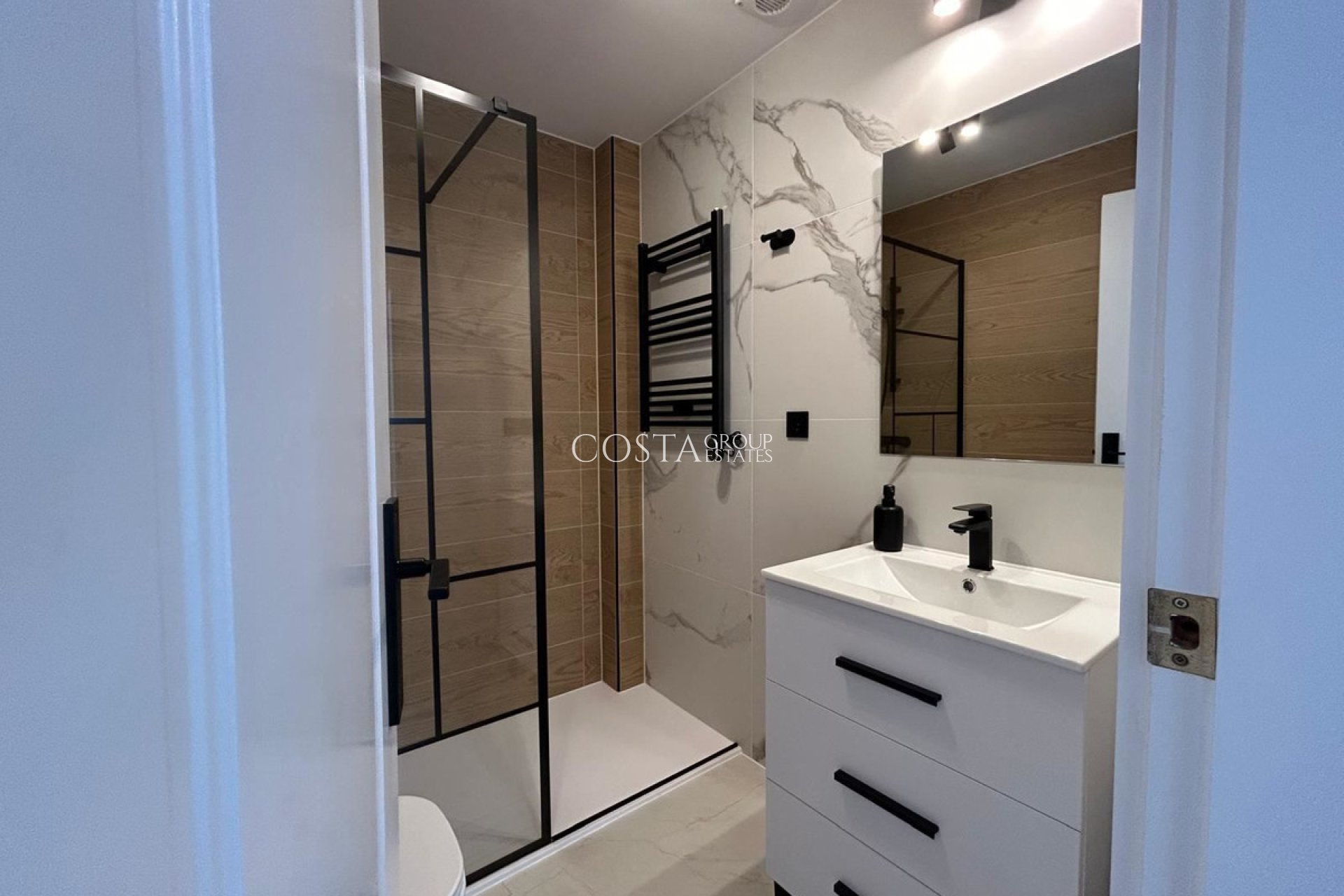 Resale - House -
Orihuela Costa - La Florida