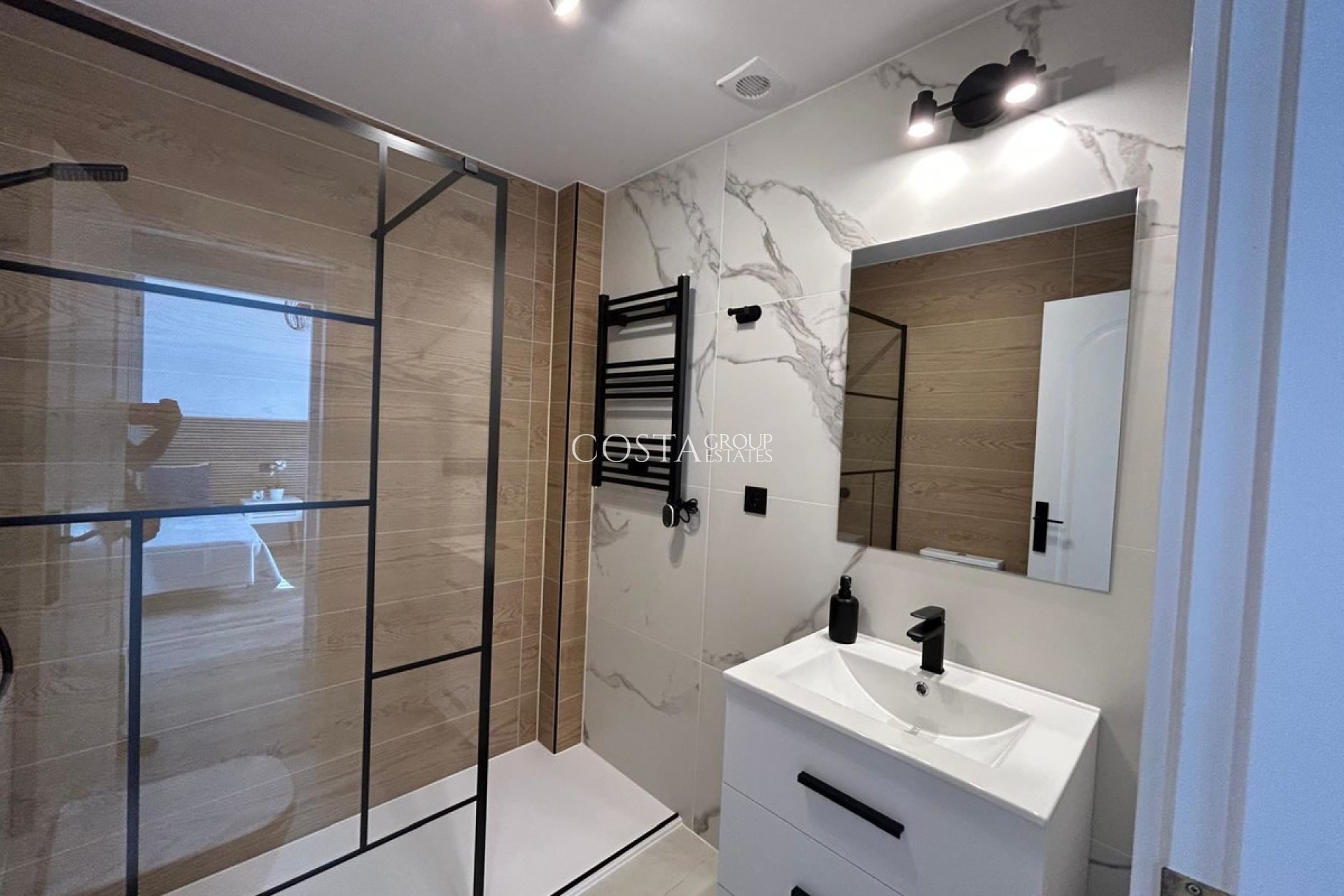 Resale - House -
Orihuela Costa - La Florida