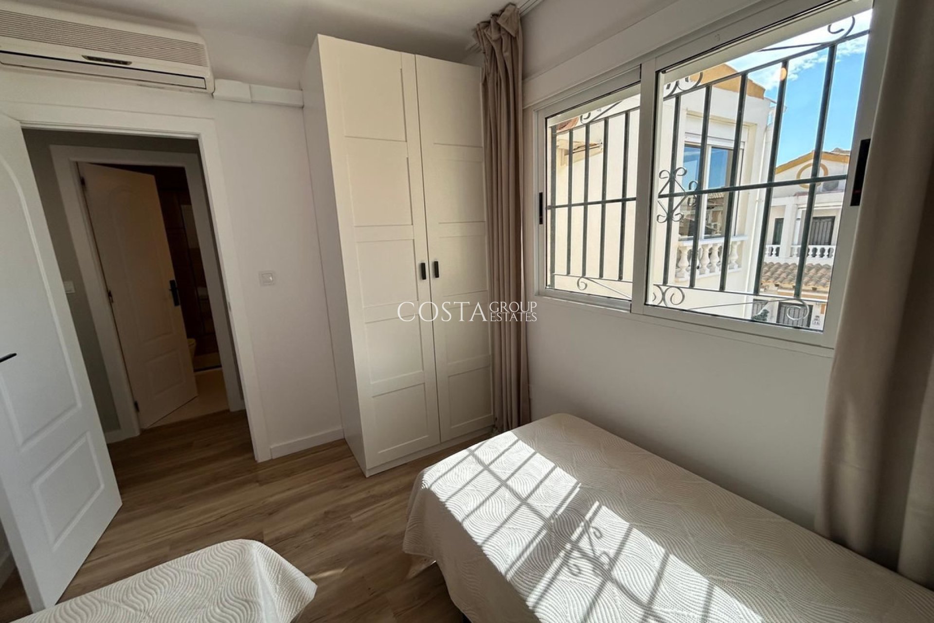 Resale - House -
Orihuela Costa - La Florida