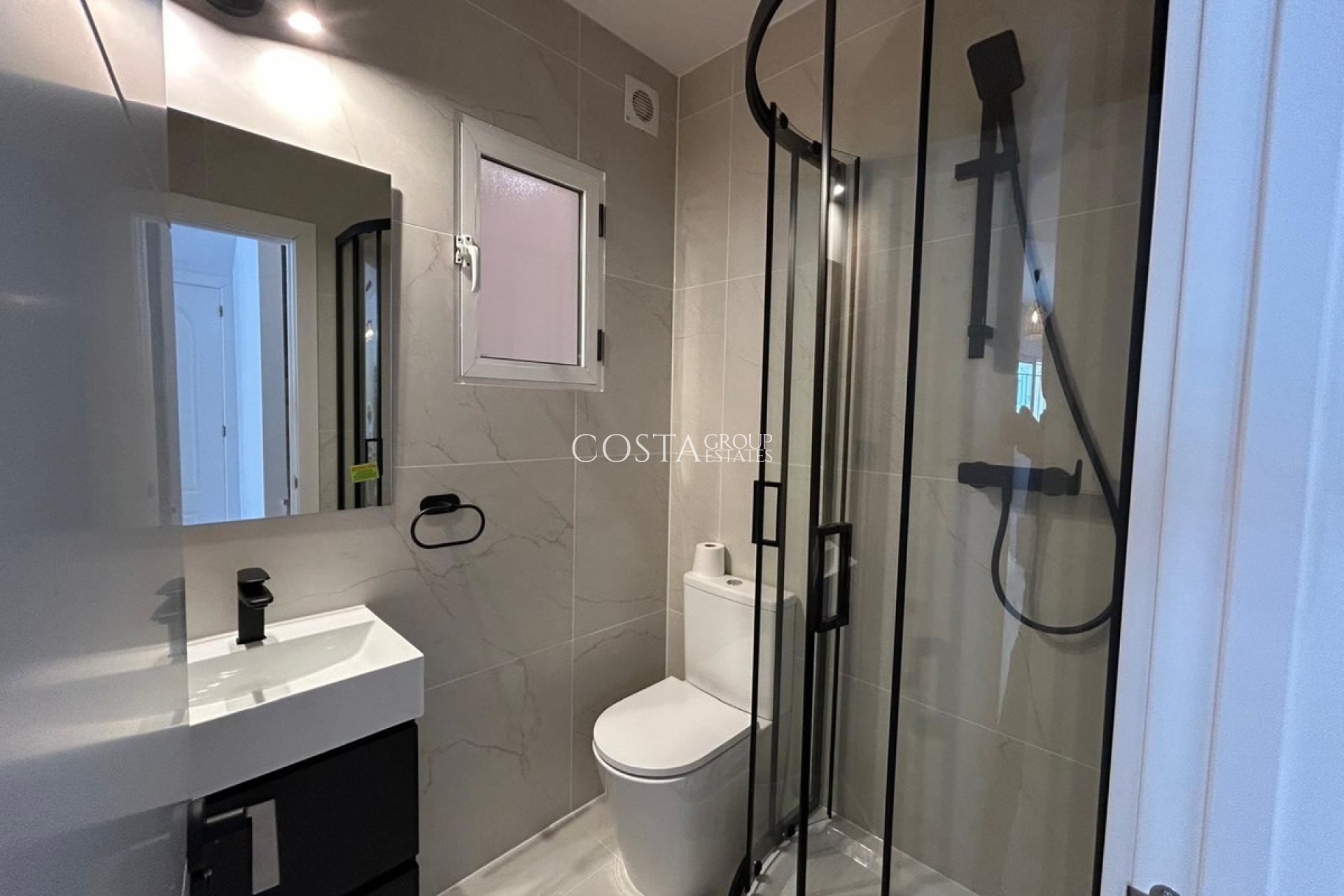 Resale - House -
Orihuela Costa - La Florida