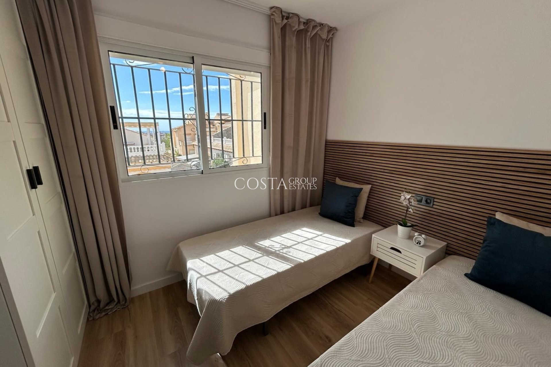 Resale - House -
Orihuela Costa - La Florida