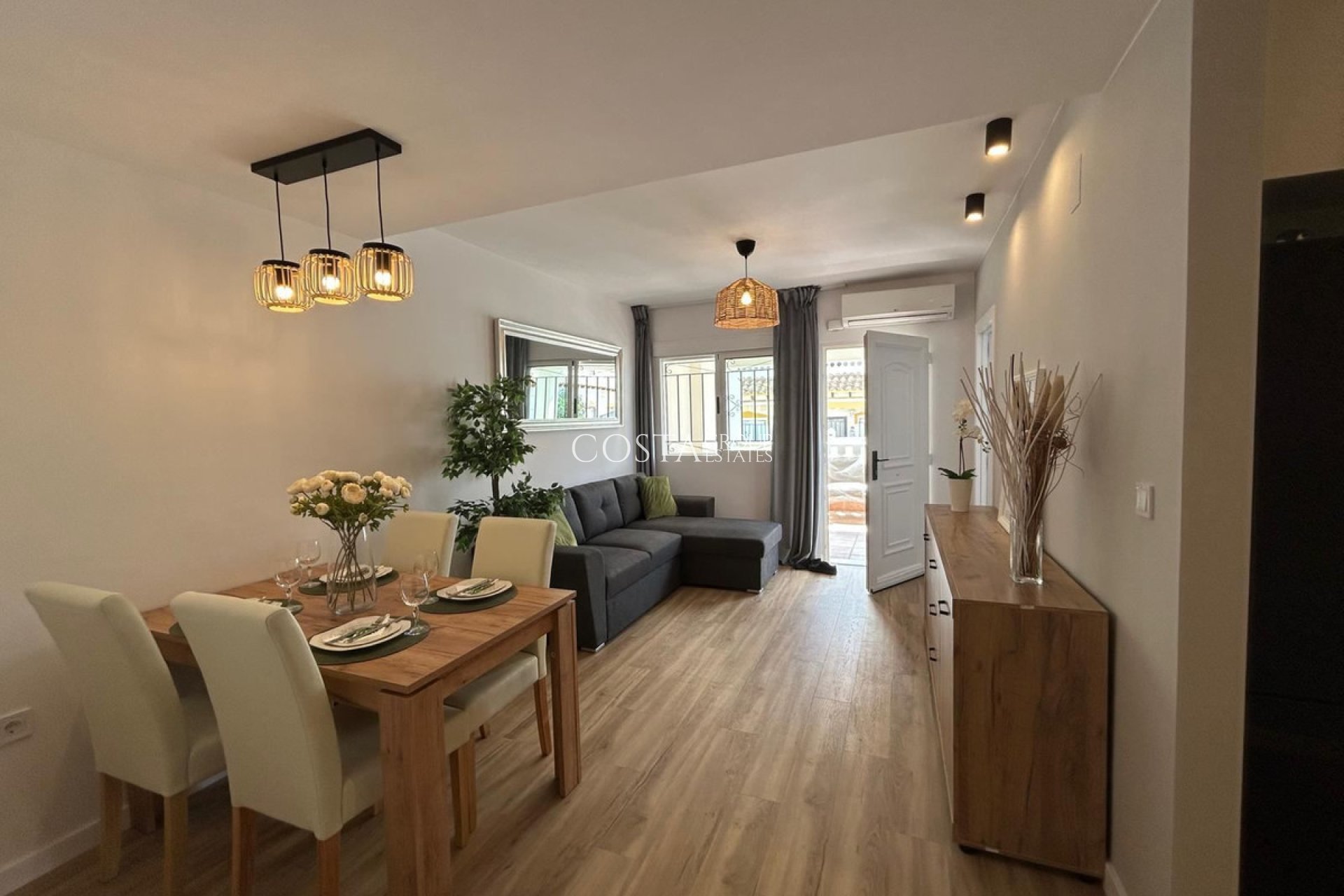 Resale - House -
Orihuela Costa - La Florida