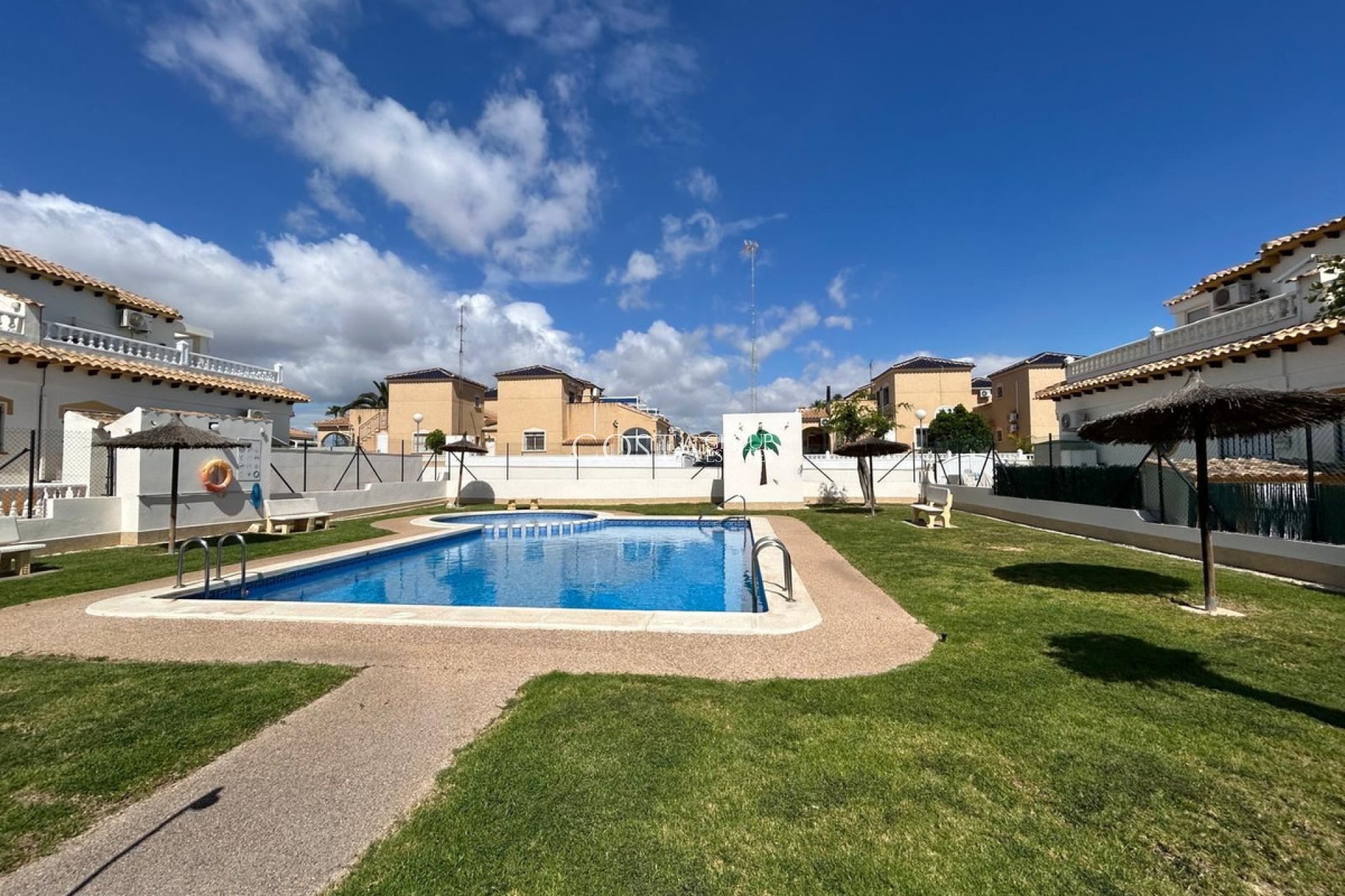 Resale - House -
Orihuela Costa - La Florida