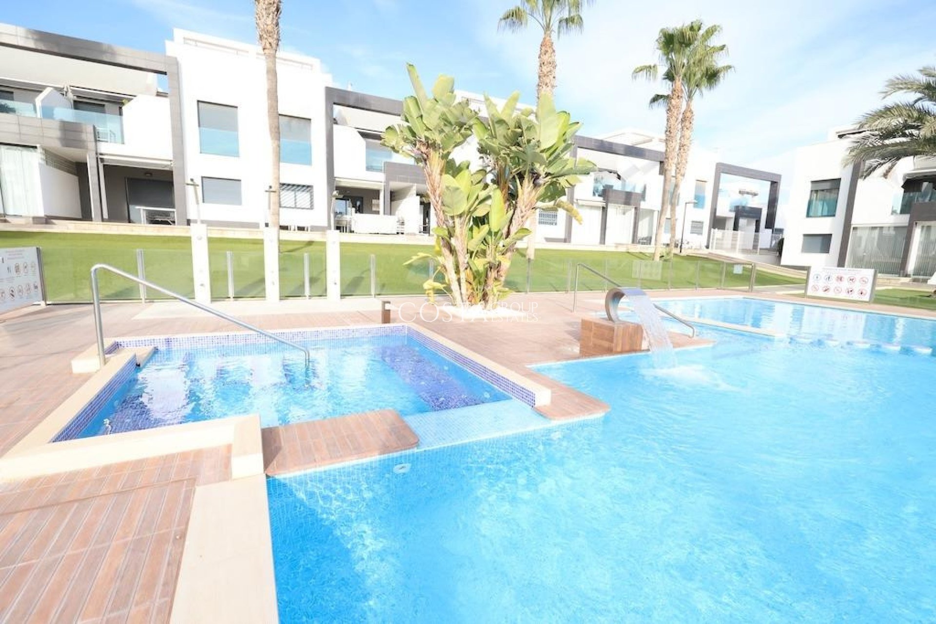 Resale - House -
Orihuela Costa - La Zenia