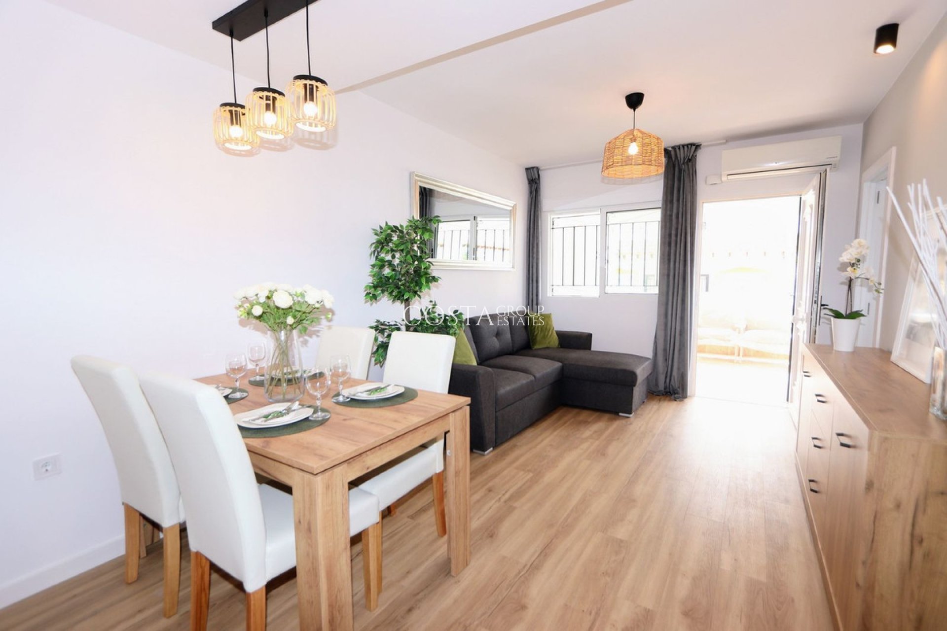 Resale - House -
Orihuela Costa - Punta Prima