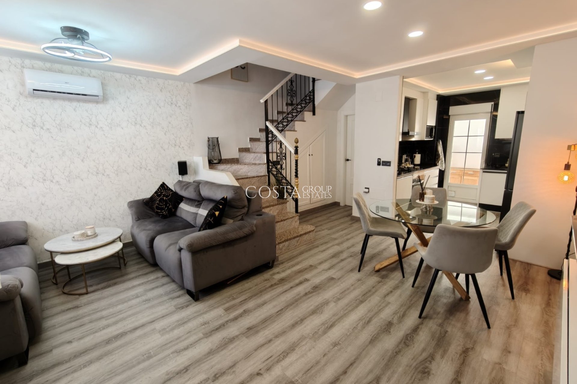Resale - House -
Orihuela Costa - Villamartín
