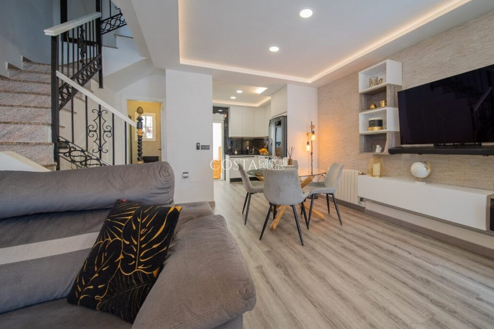 Resale - House -
Orihuela Costa - Villamartín