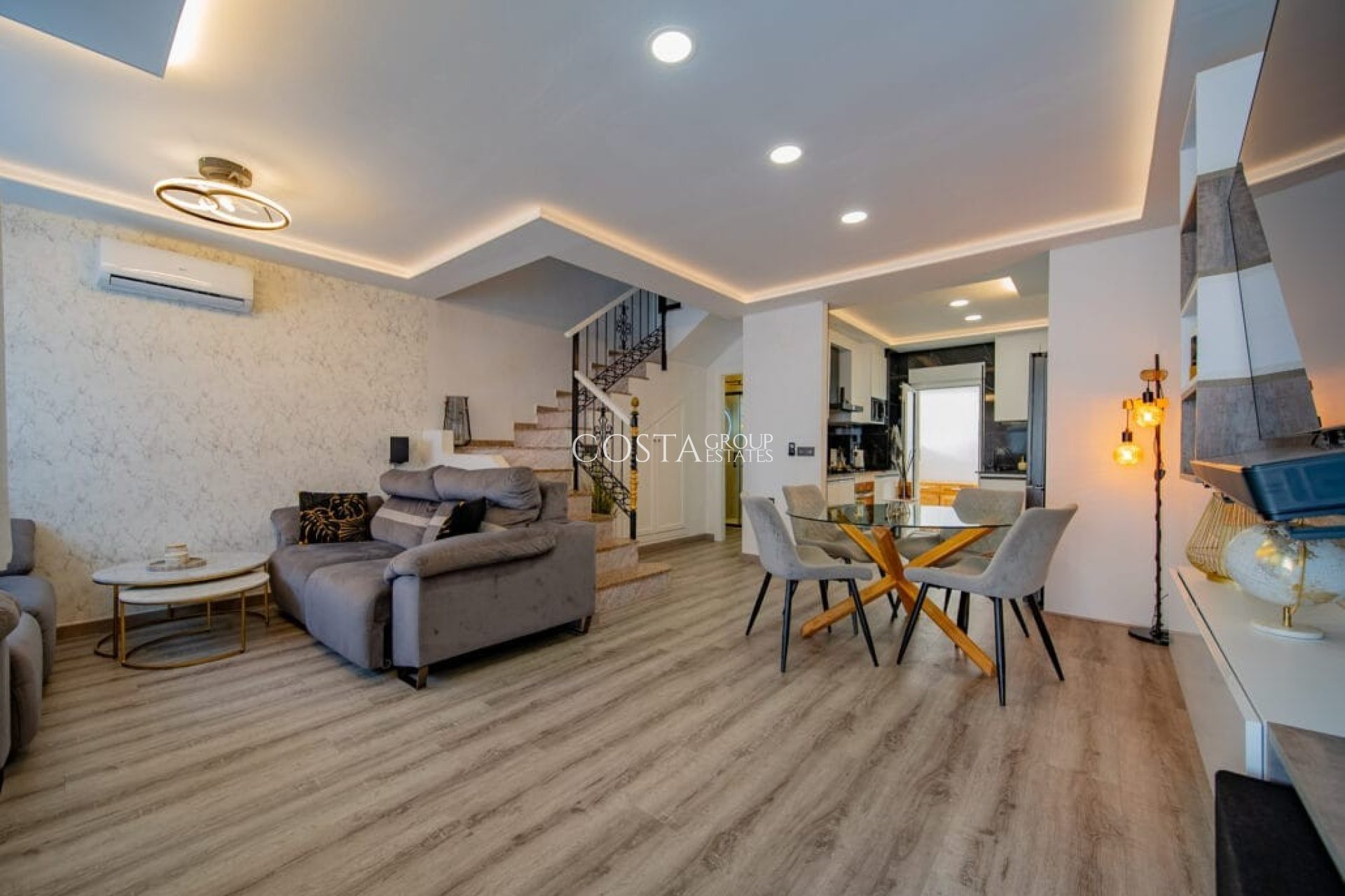 Resale - House -
Orihuela Costa - Villamartín