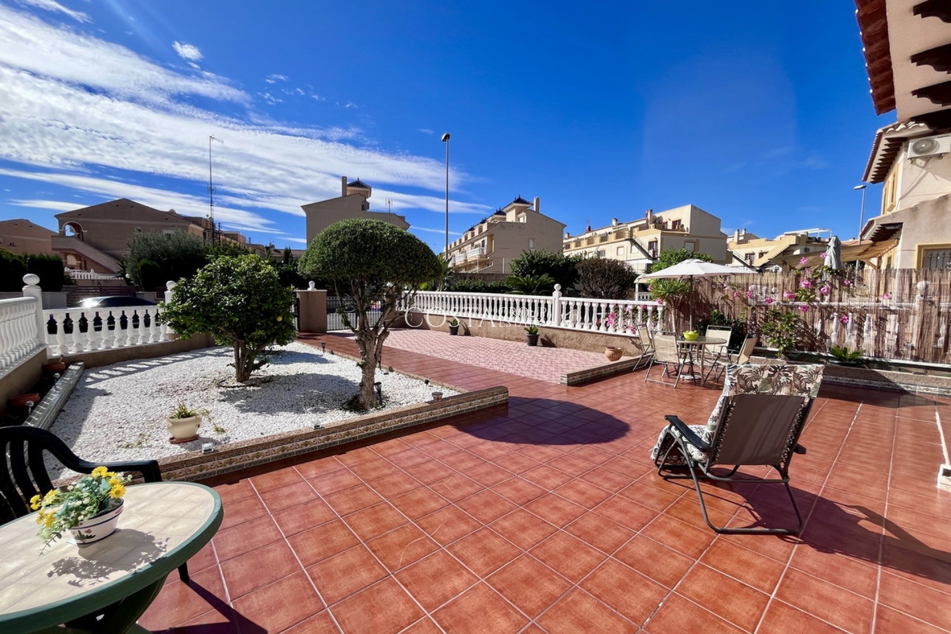 Resale - House -
Orihuela - La Zenia