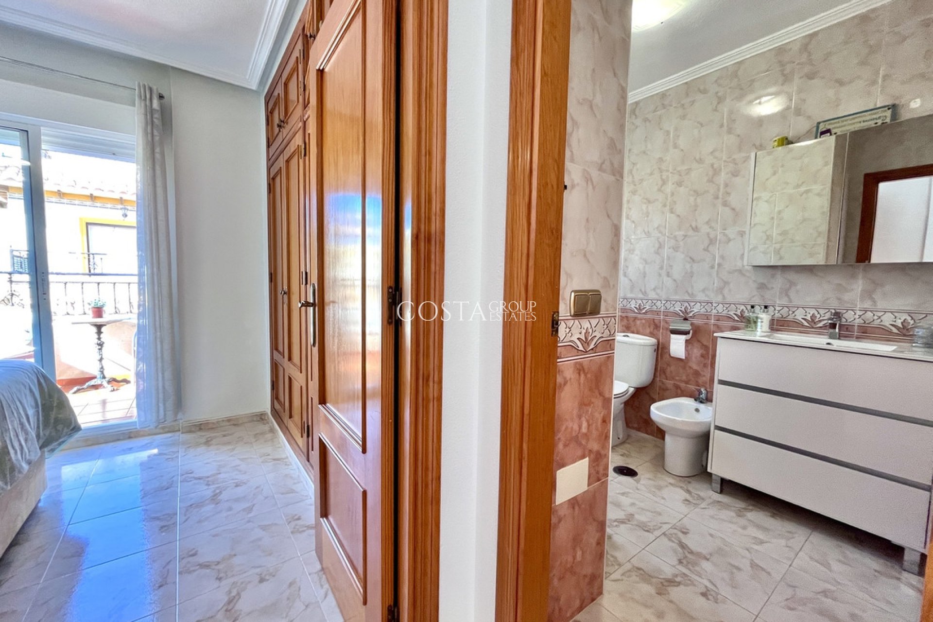 Resale - House -
Orihuela - La Zenia