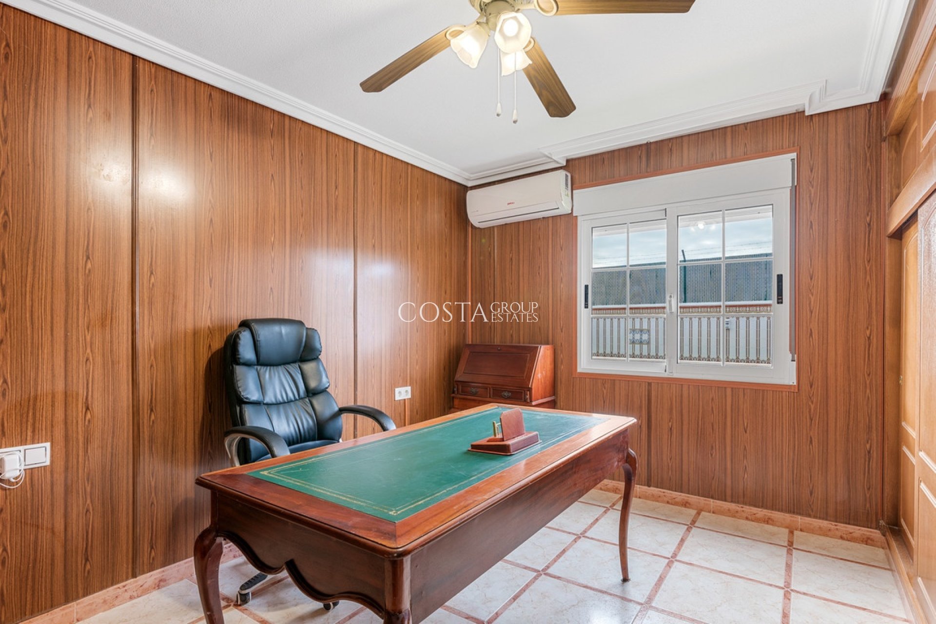 Resale - House -
Torrevieja - Torrevieja Centro