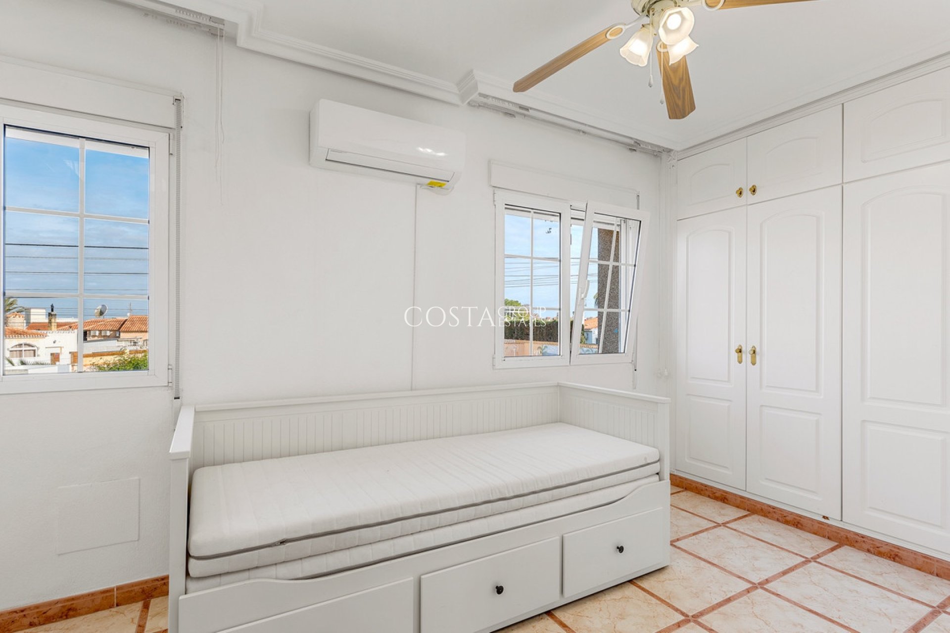 Resale - House -
Torrevieja - Torrevieja Centro