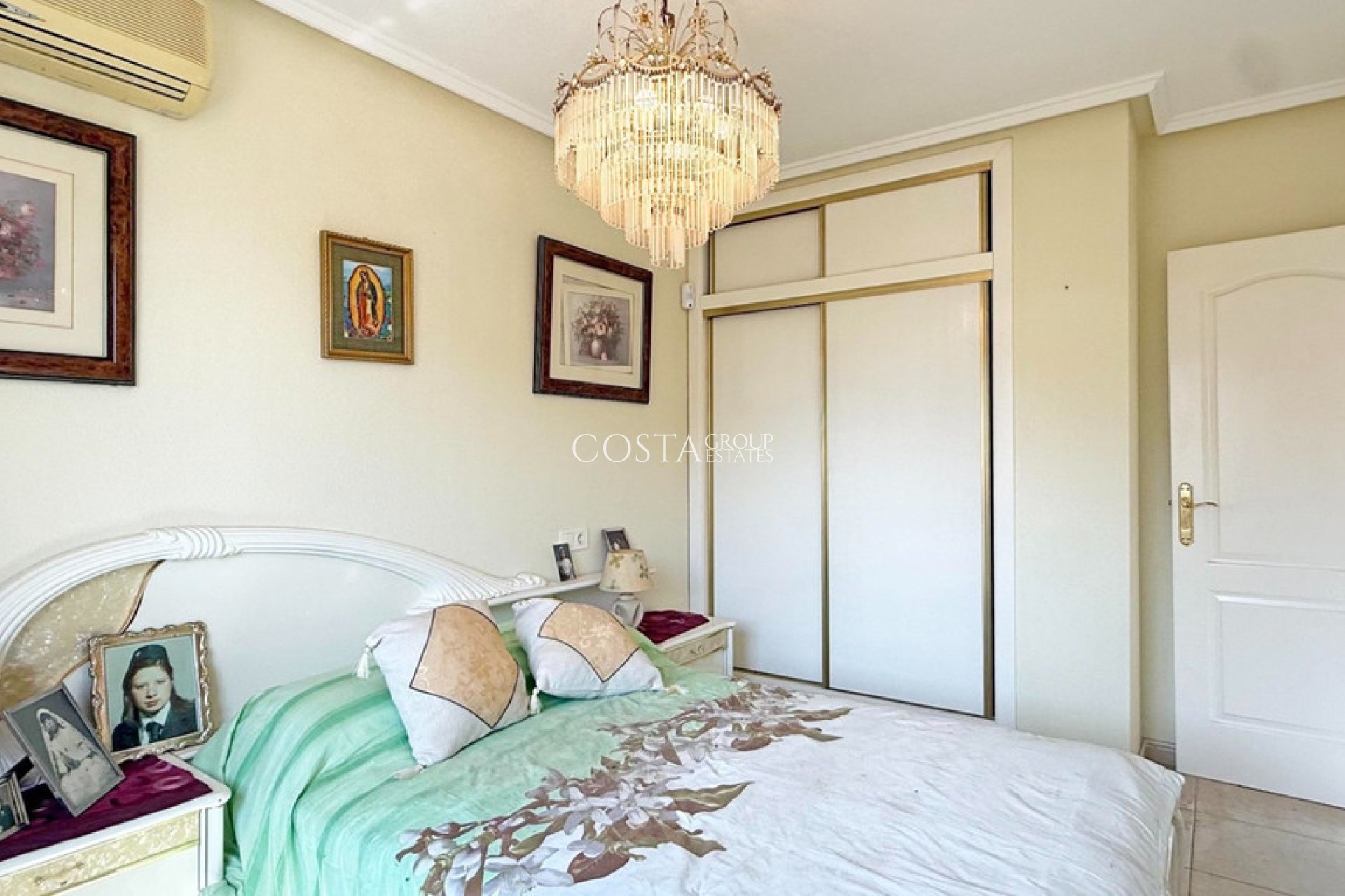 Resale - House -
Torrevieja - Torrevieja Centro