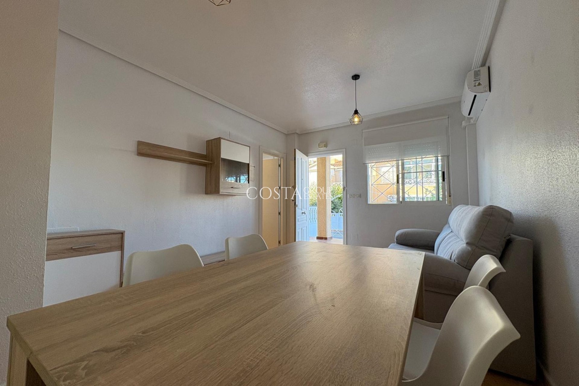 Resale - House -
Torrevieja - Torrevieja Centro