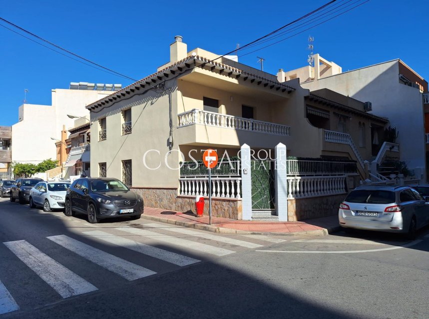Resale - House -
Torrevieja