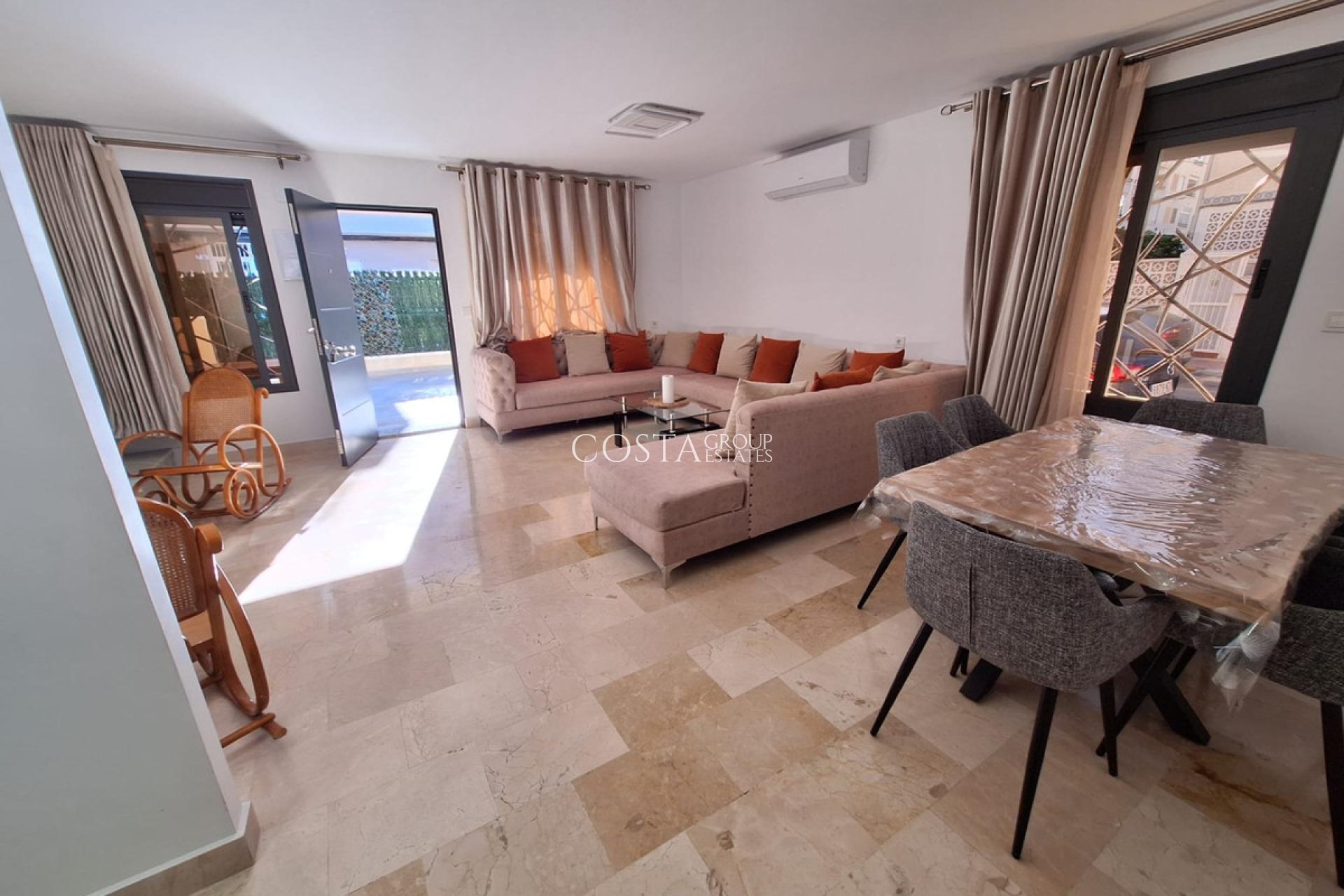 Resale - House -
Torrevieja