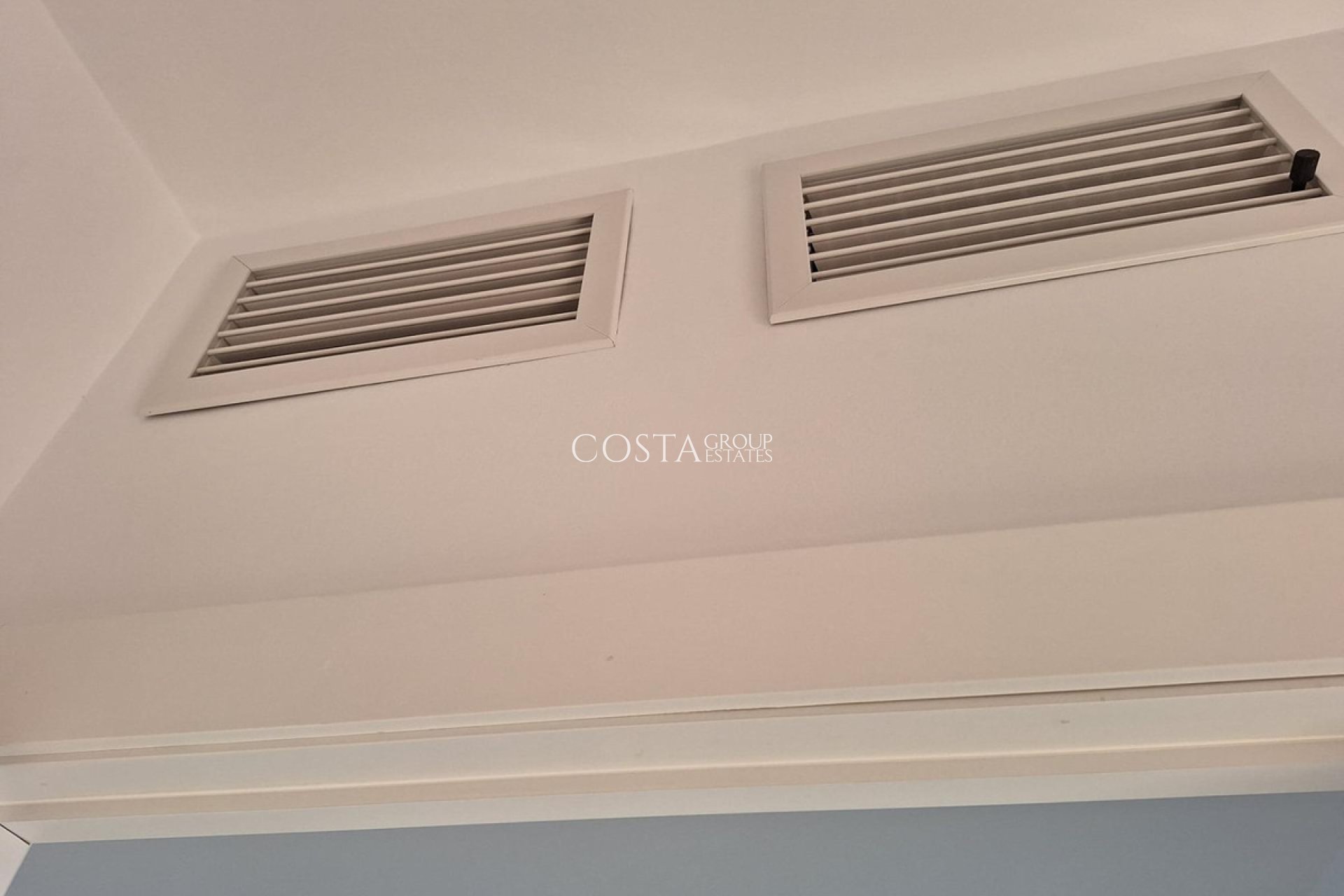 Resale - House -
Torrevieja