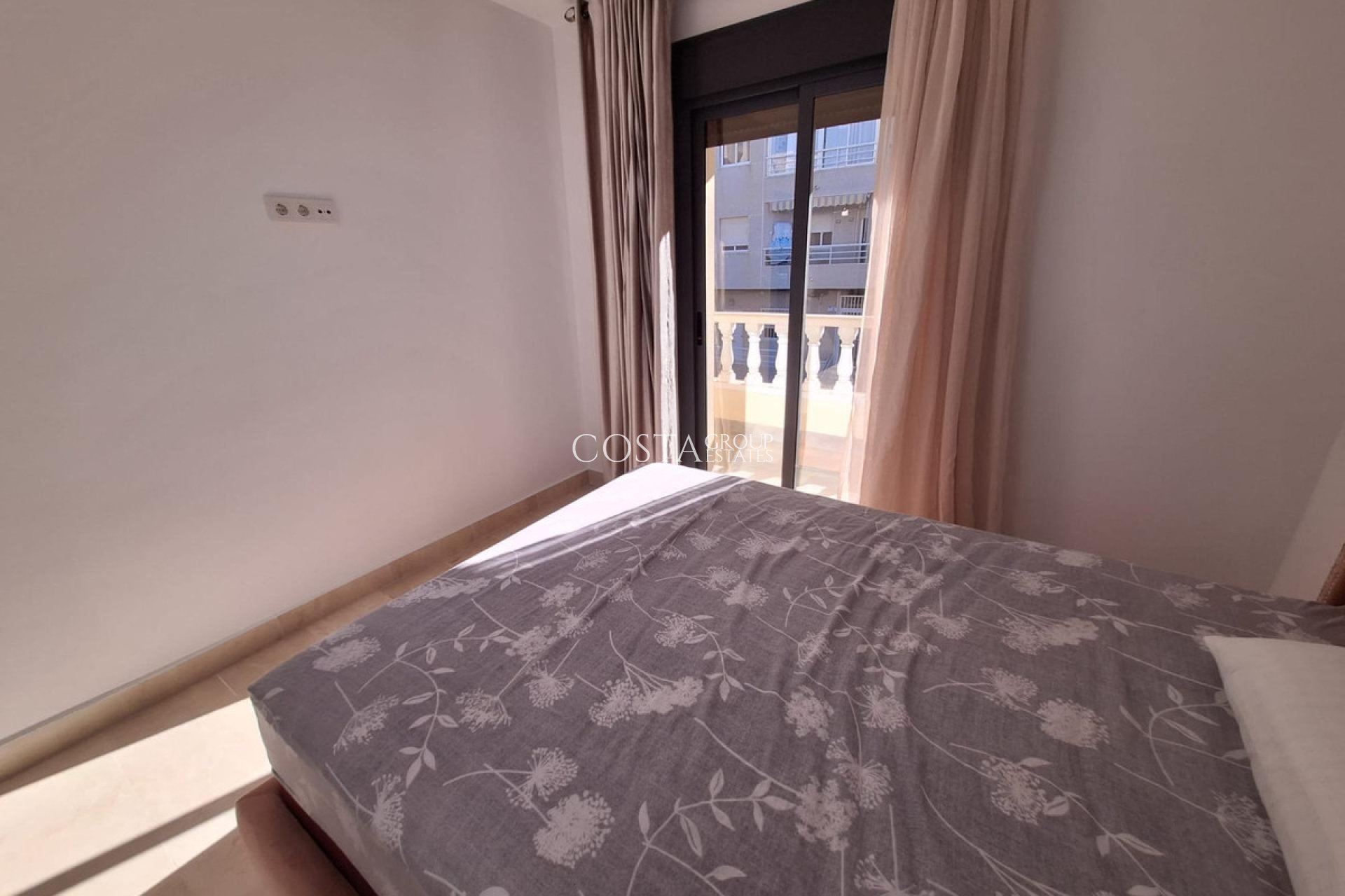 Resale - House -
Torrevieja