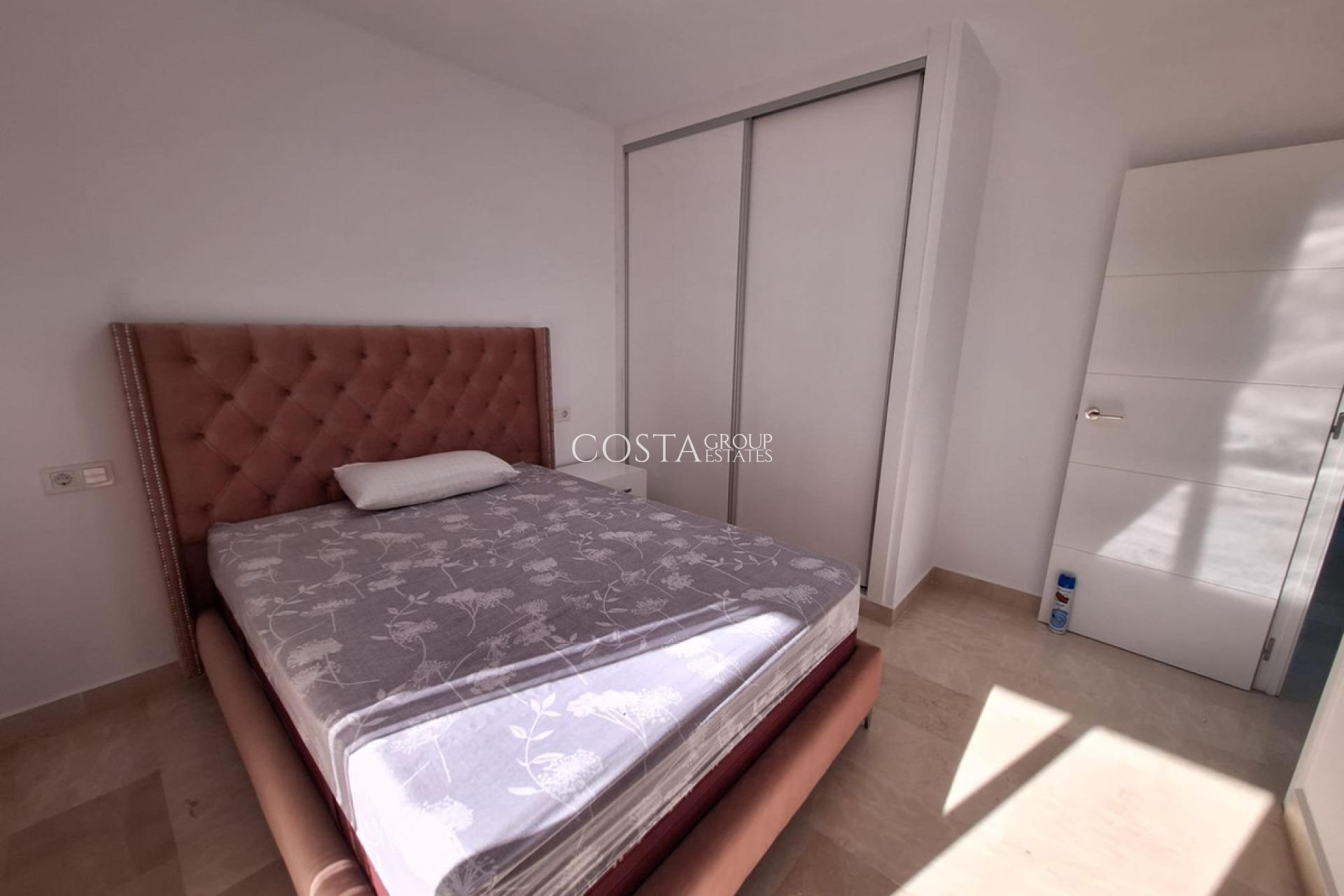 Resale - House -
Torrevieja