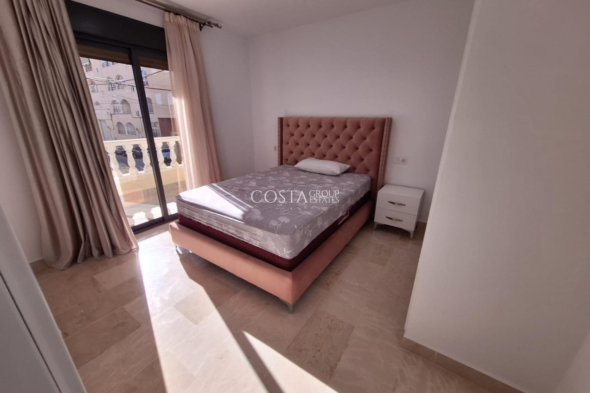 Resale - House -
Torrevieja