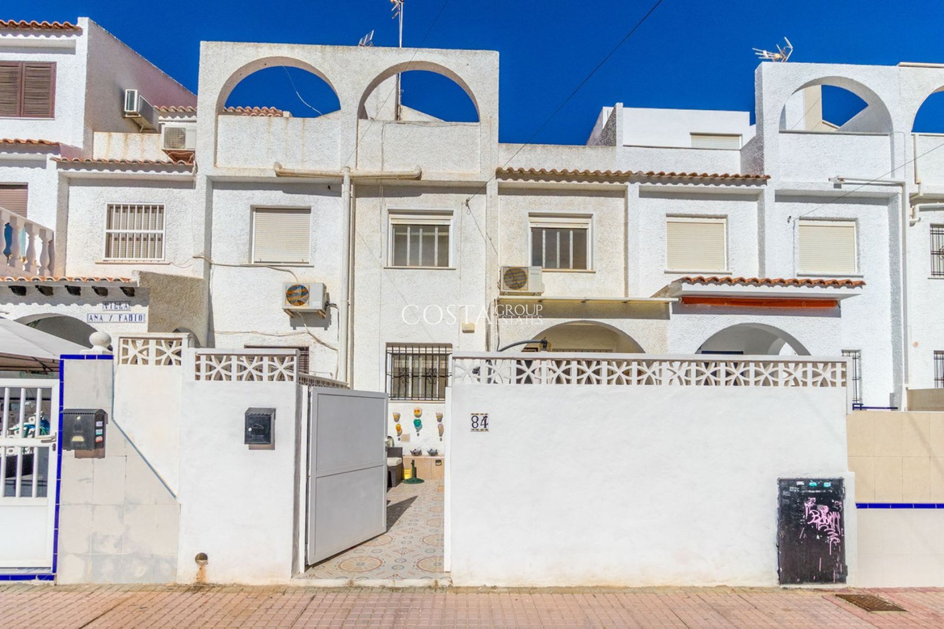 Resale - House -
Torrevieja