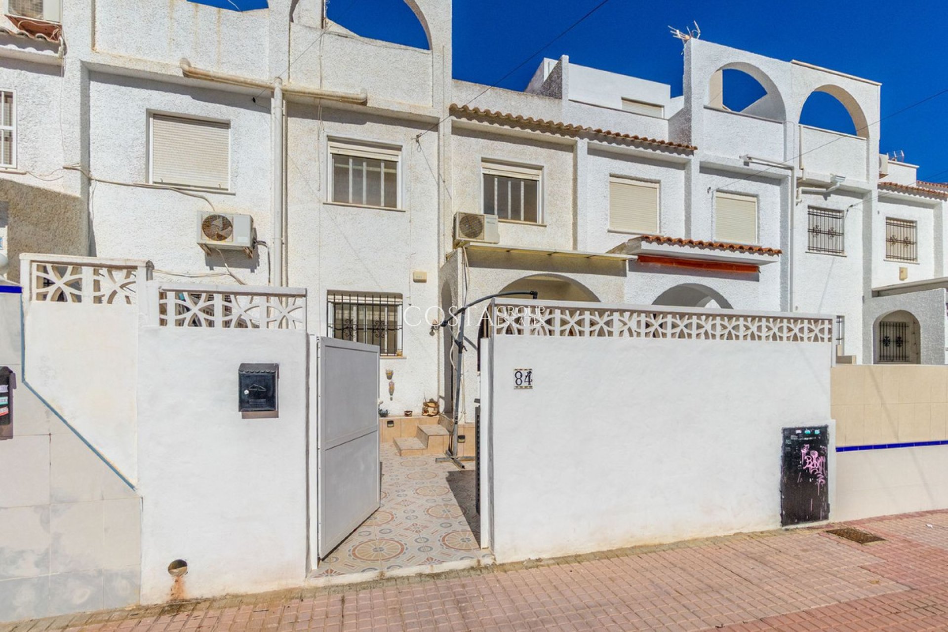 Resale - House -
Torrevieja