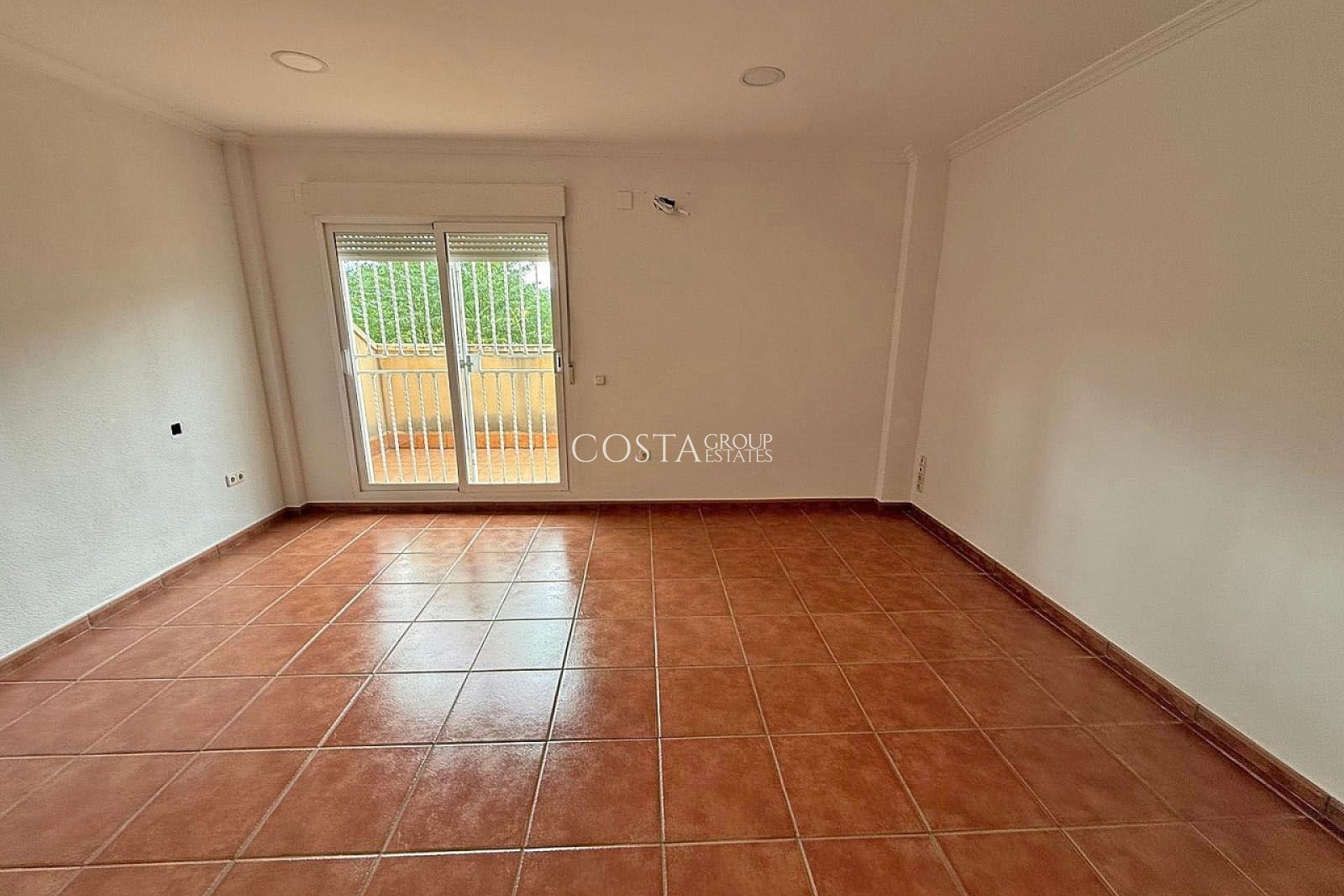 Resale - Villa -
Elda