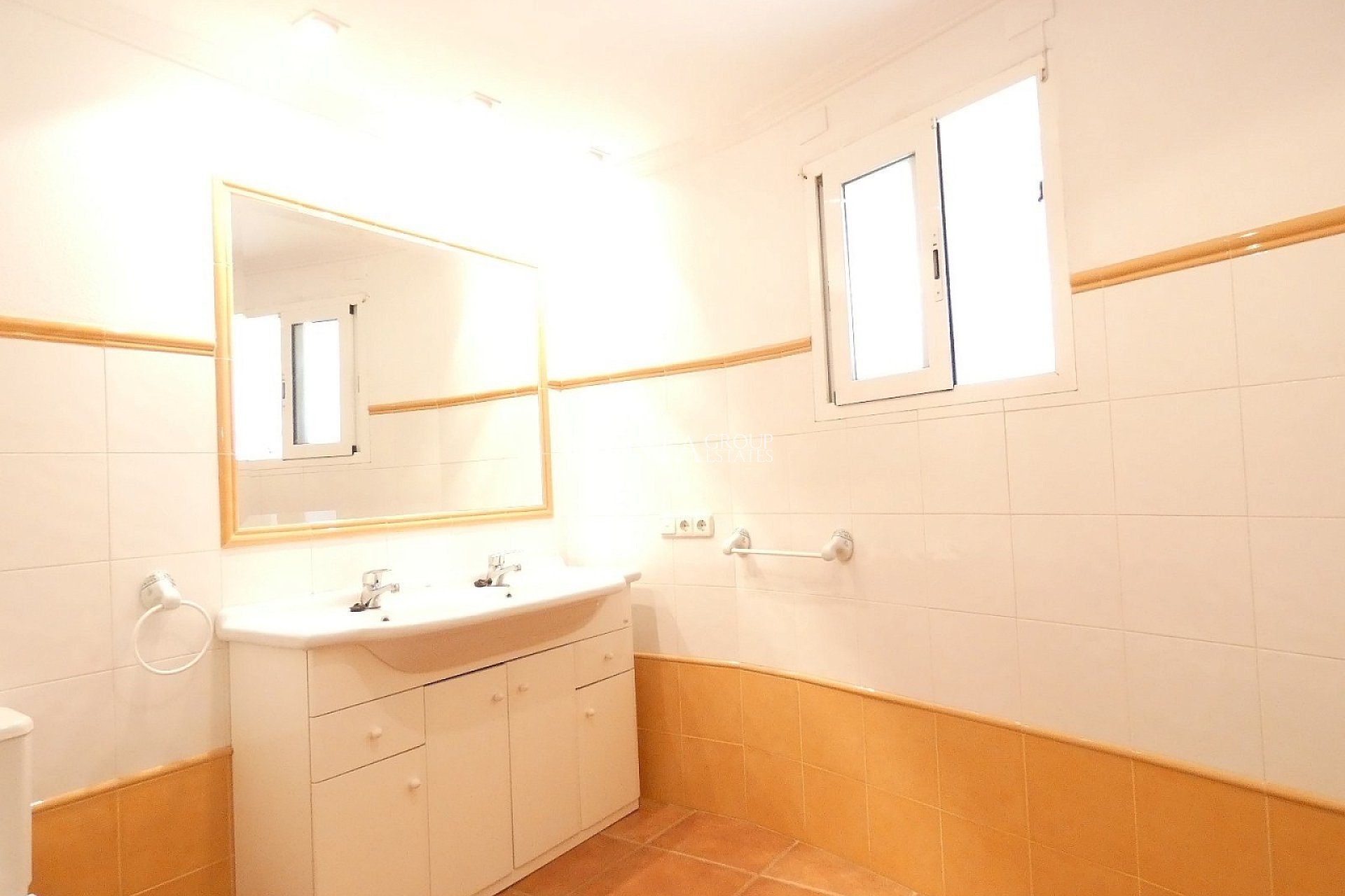 Resale - Villa -
Elda