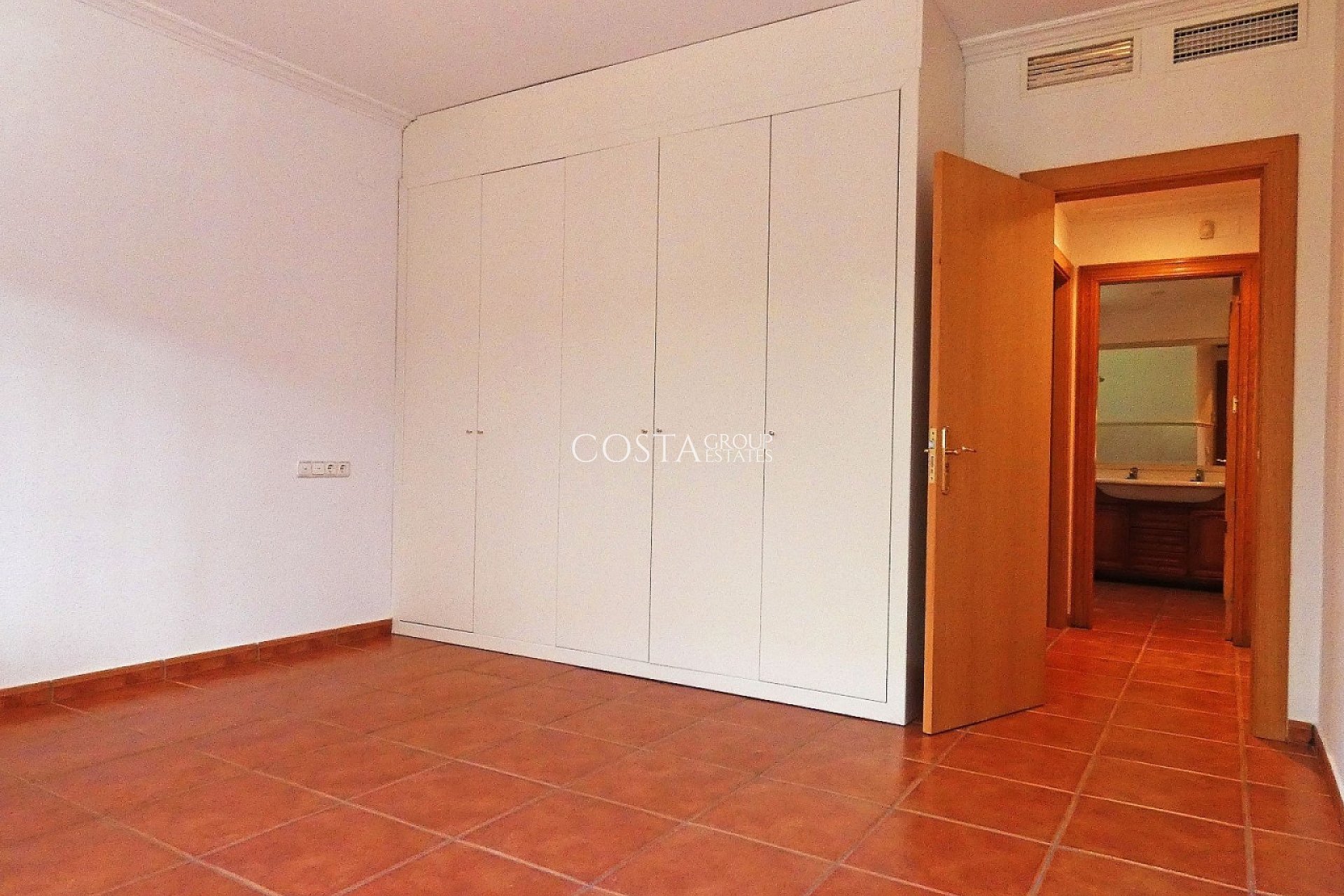 Resale - Villa -
Elda