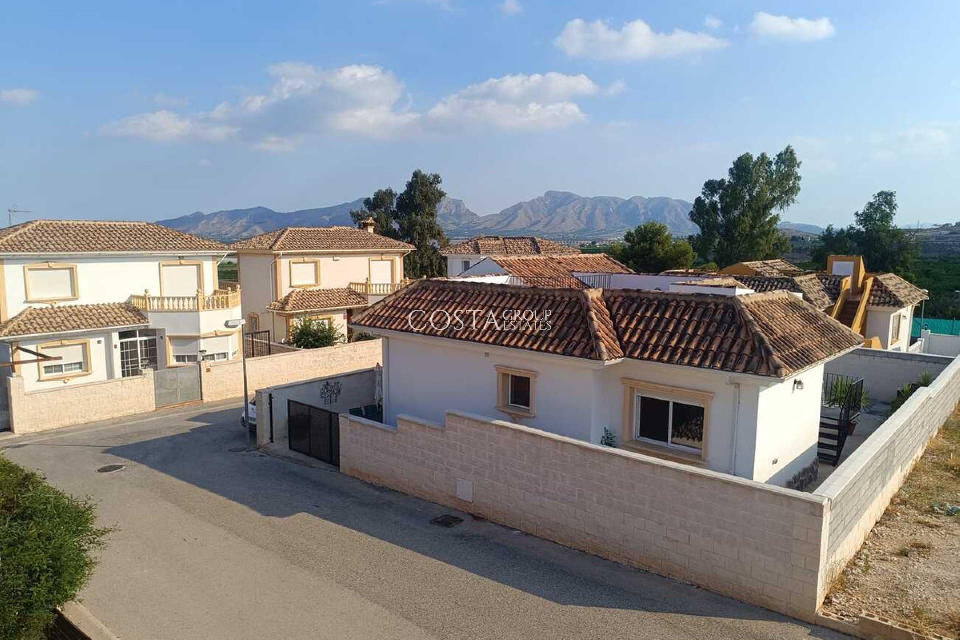 Resale - Villa -
Fortuna - El Reloj