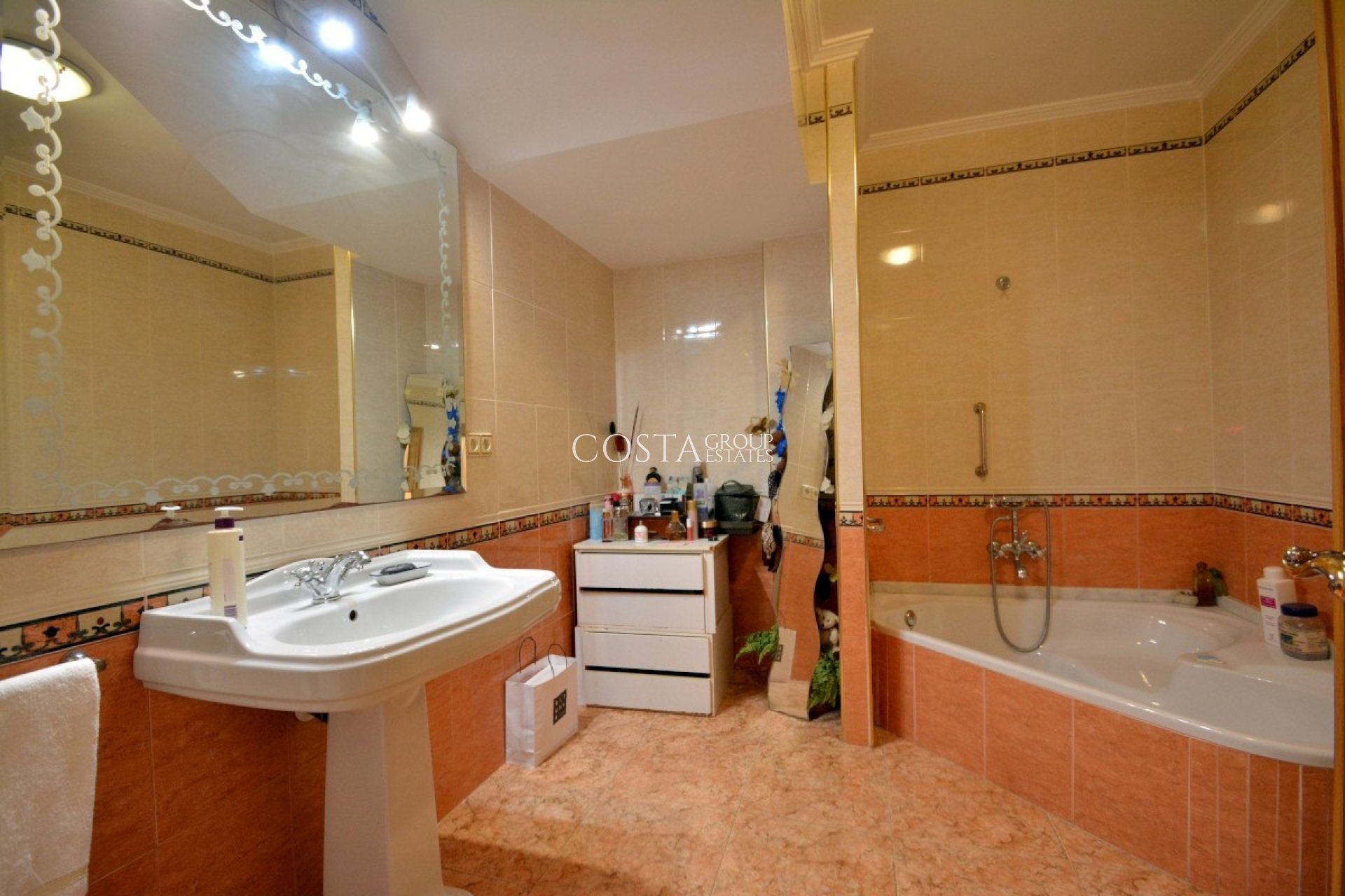 Resale - Villa -
Guardamar del Segura - Guardamar del Segura Centro