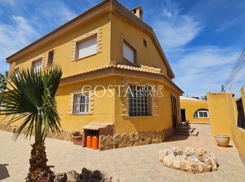 Resale - Villa -
Los Alcazares
