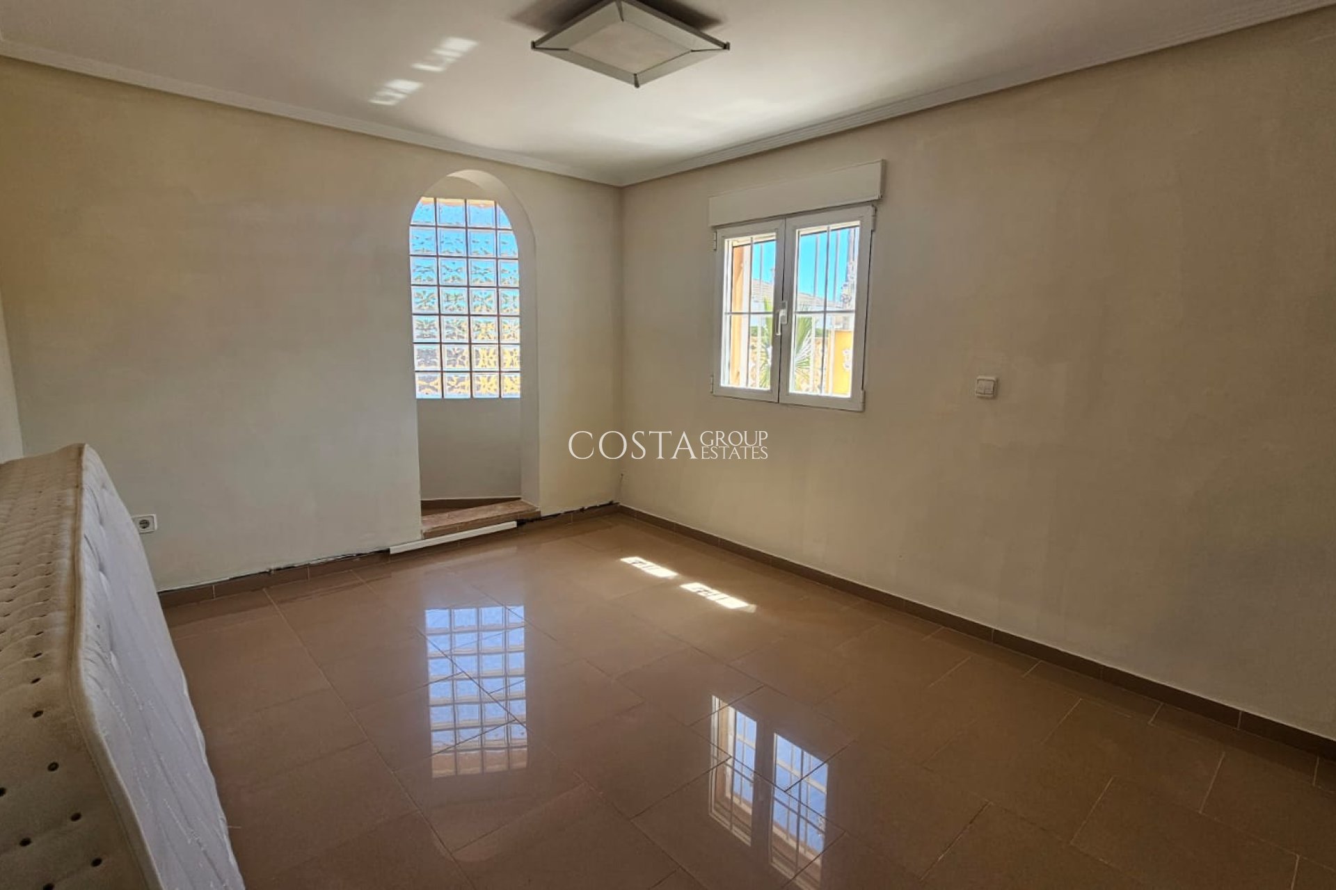 Resale - Villa -
Los Alcazares