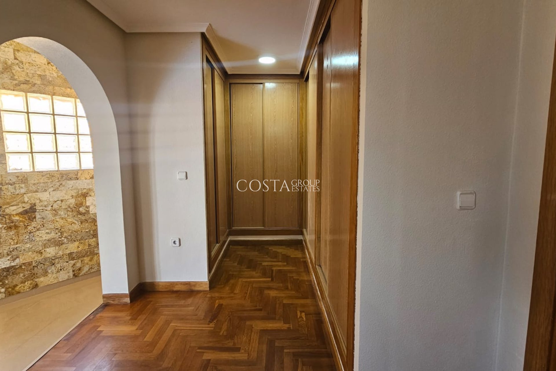 Resale - Villa -
Los Alcazares