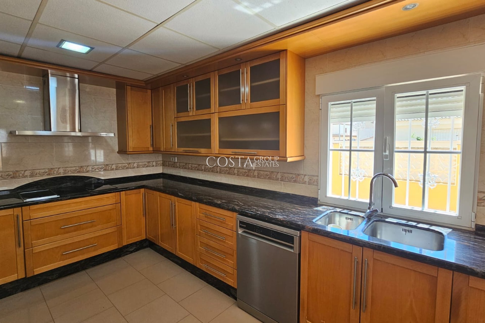 Resale - Villa -
Los Alcazares