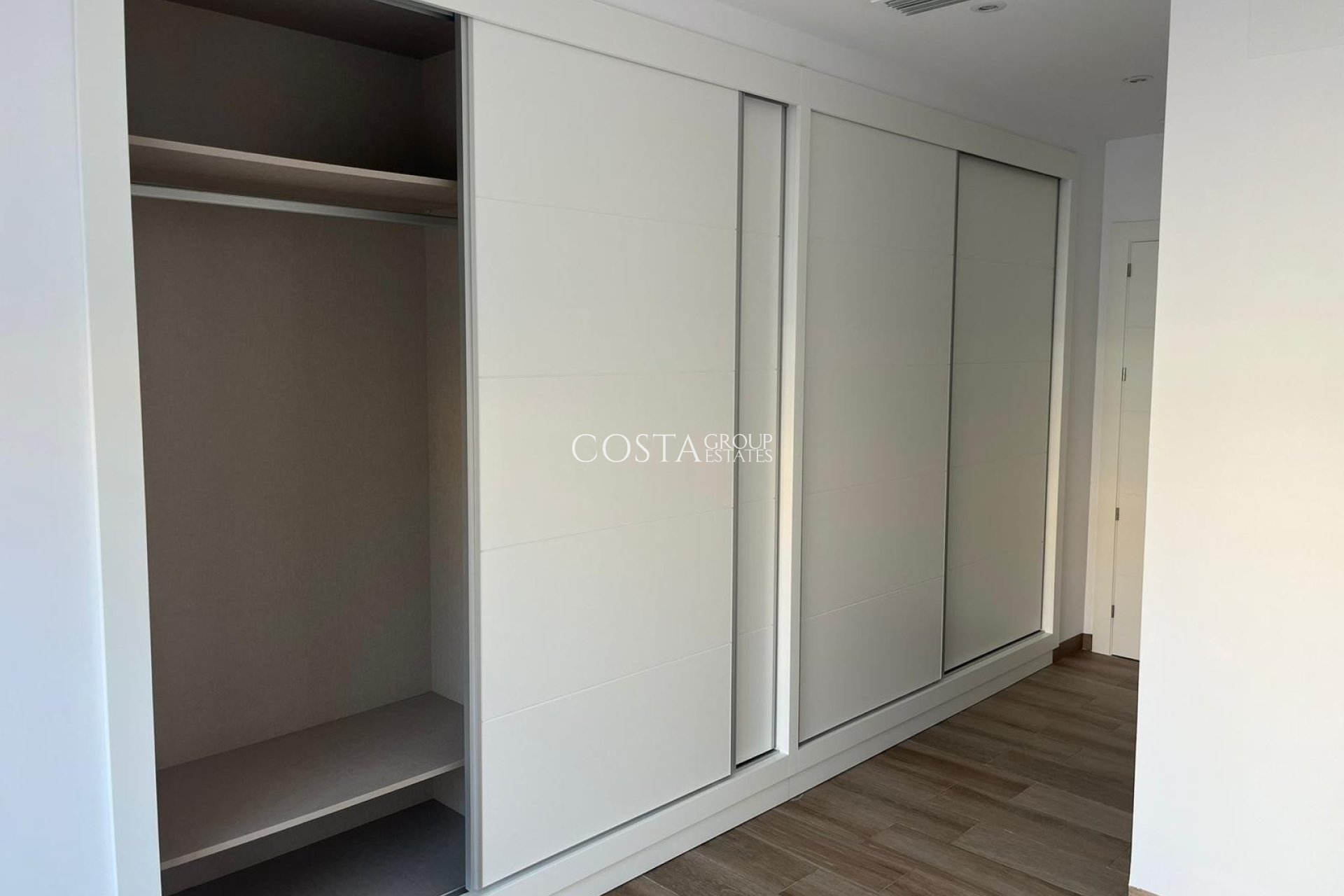 Resale - Villa -
Los Alcazares