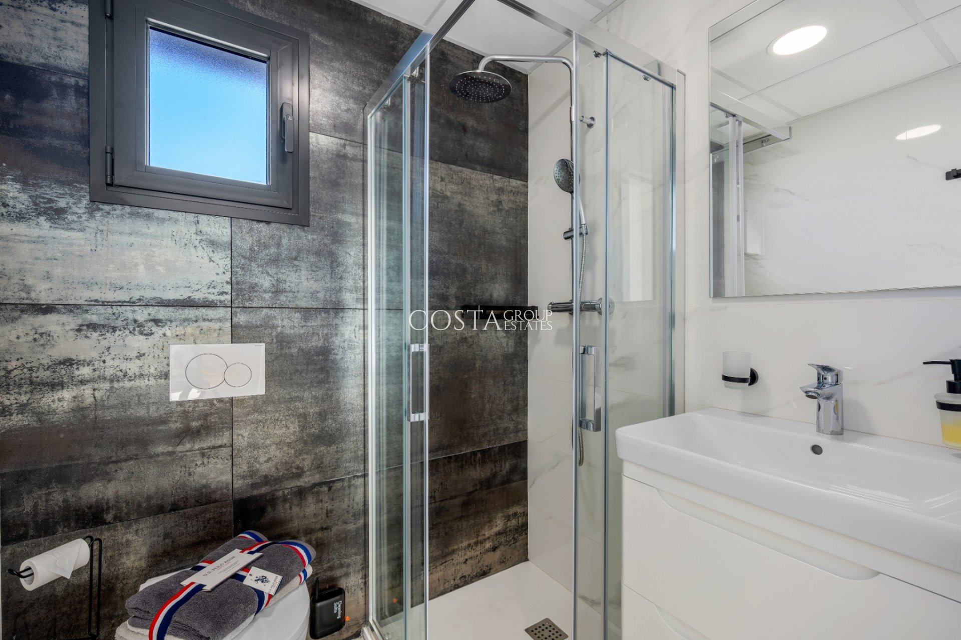 Resale - Villa -
Los Alcazares