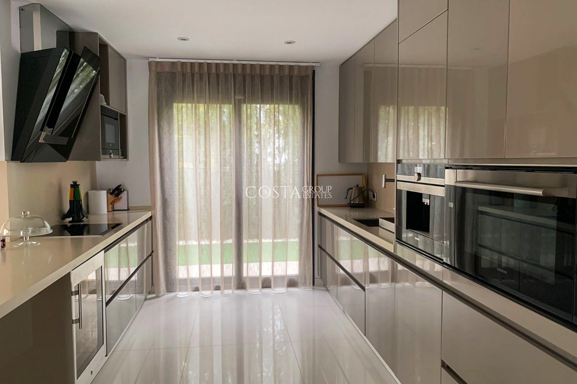 Resale - Villa -
Orihuela Costa - Campoamor