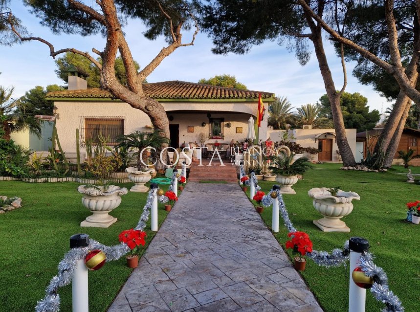 Resale - Villa -
Orihuela Costa - Campoamor