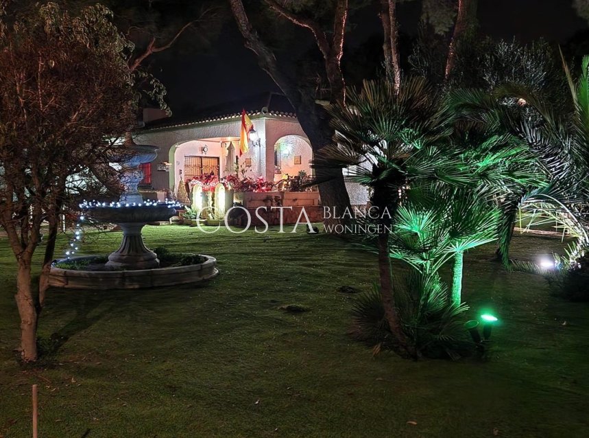 Resale - Villa -
Orihuela Costa - Campoamor